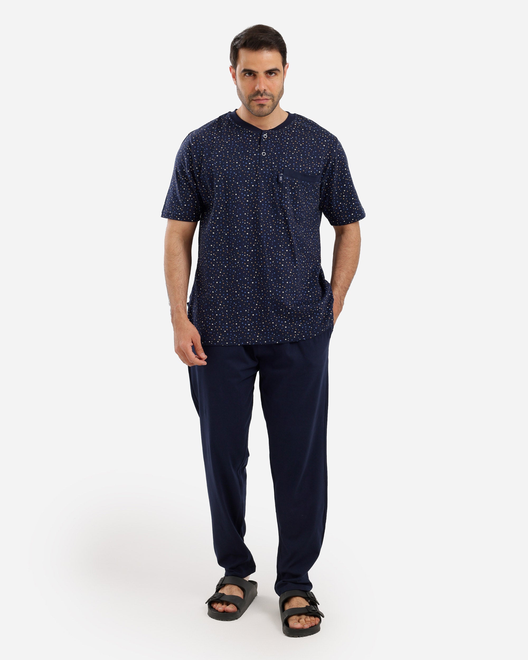 بيجاما نص كم منقط وجيب ع الصدر بنطلون ساده