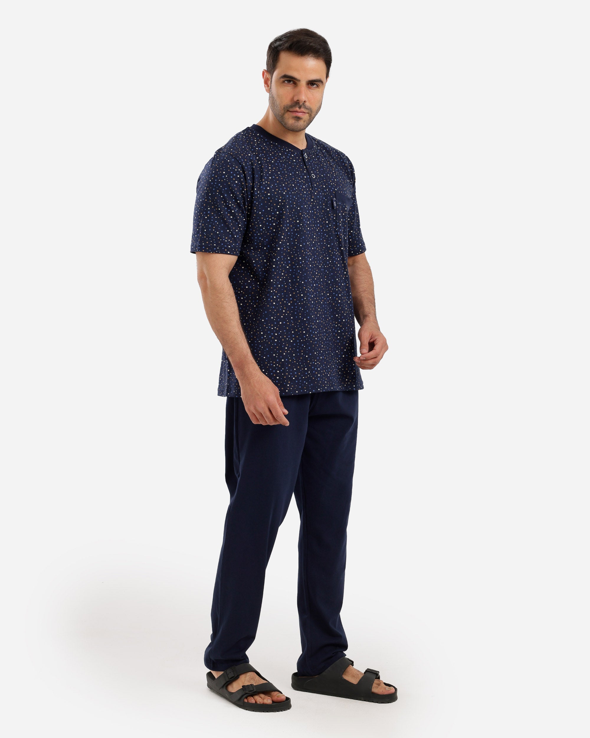 بيجاما نص كم منقط وجيب ع الصدر بنطلون ساده