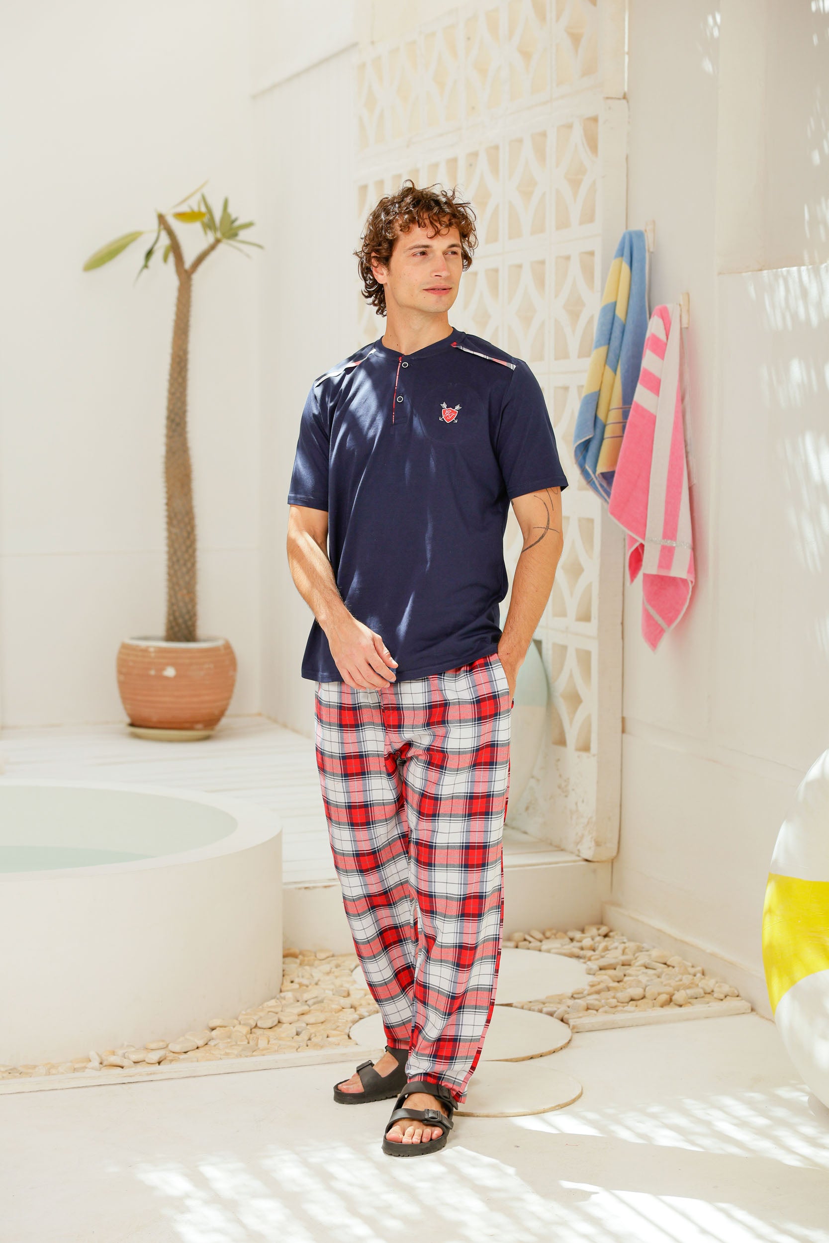 بيجاما نص كم مطرز ع الصدر بنطلون كاروه