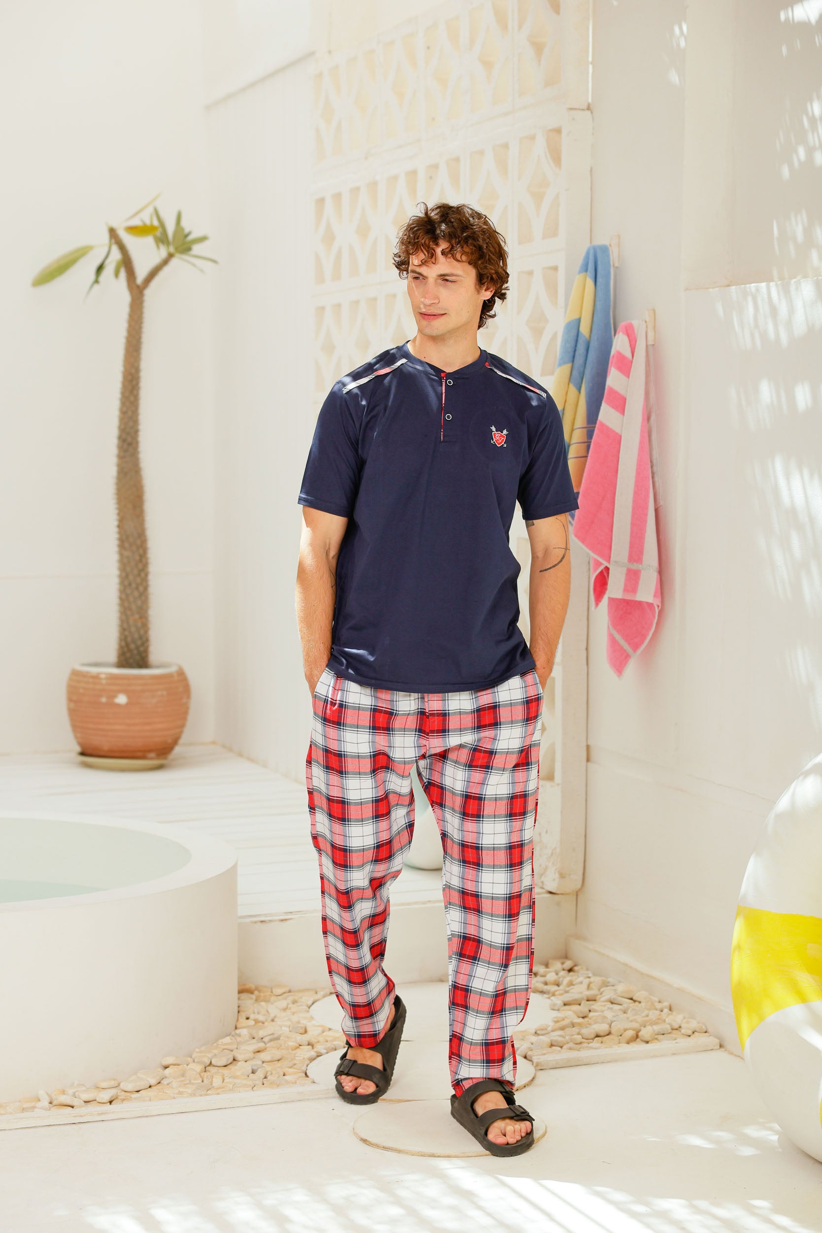 بيجاما نص كم مطرز ع الصدر بنطلون كاروه