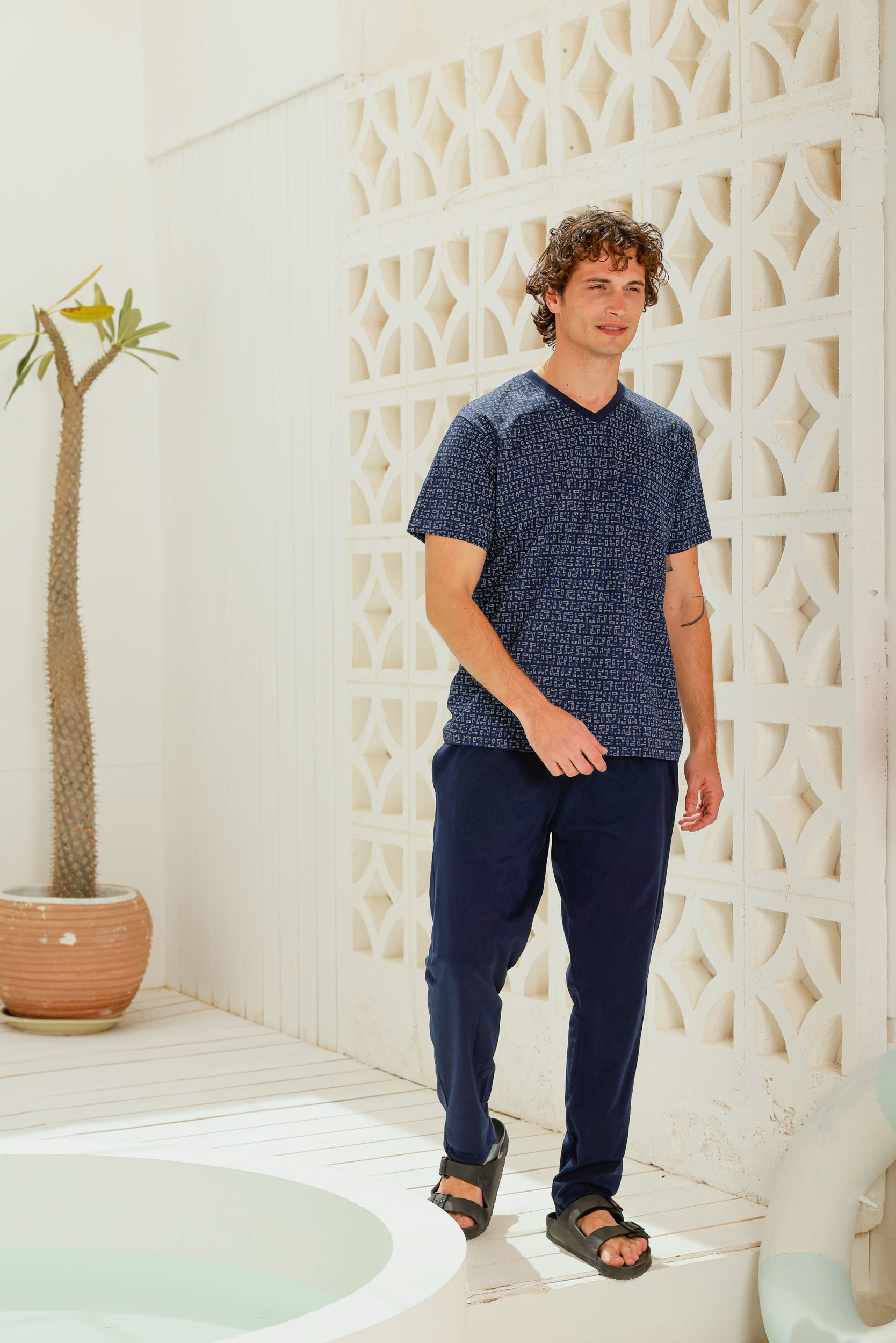 بيجاما نص كم مطبوع رقبه V بنطلون ساده