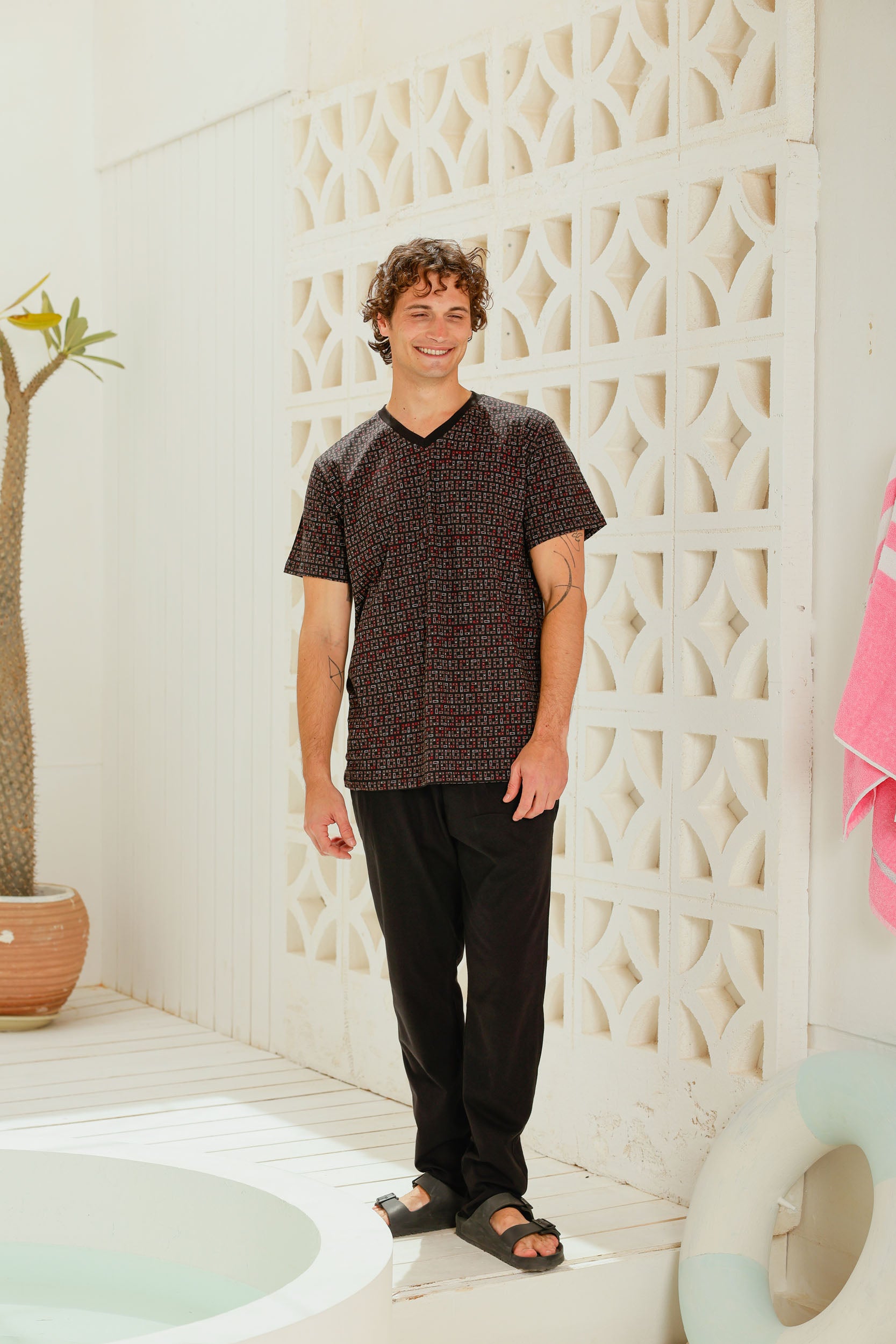 بيجاما نص كم مطبوع رقبه V بنطلون ساده