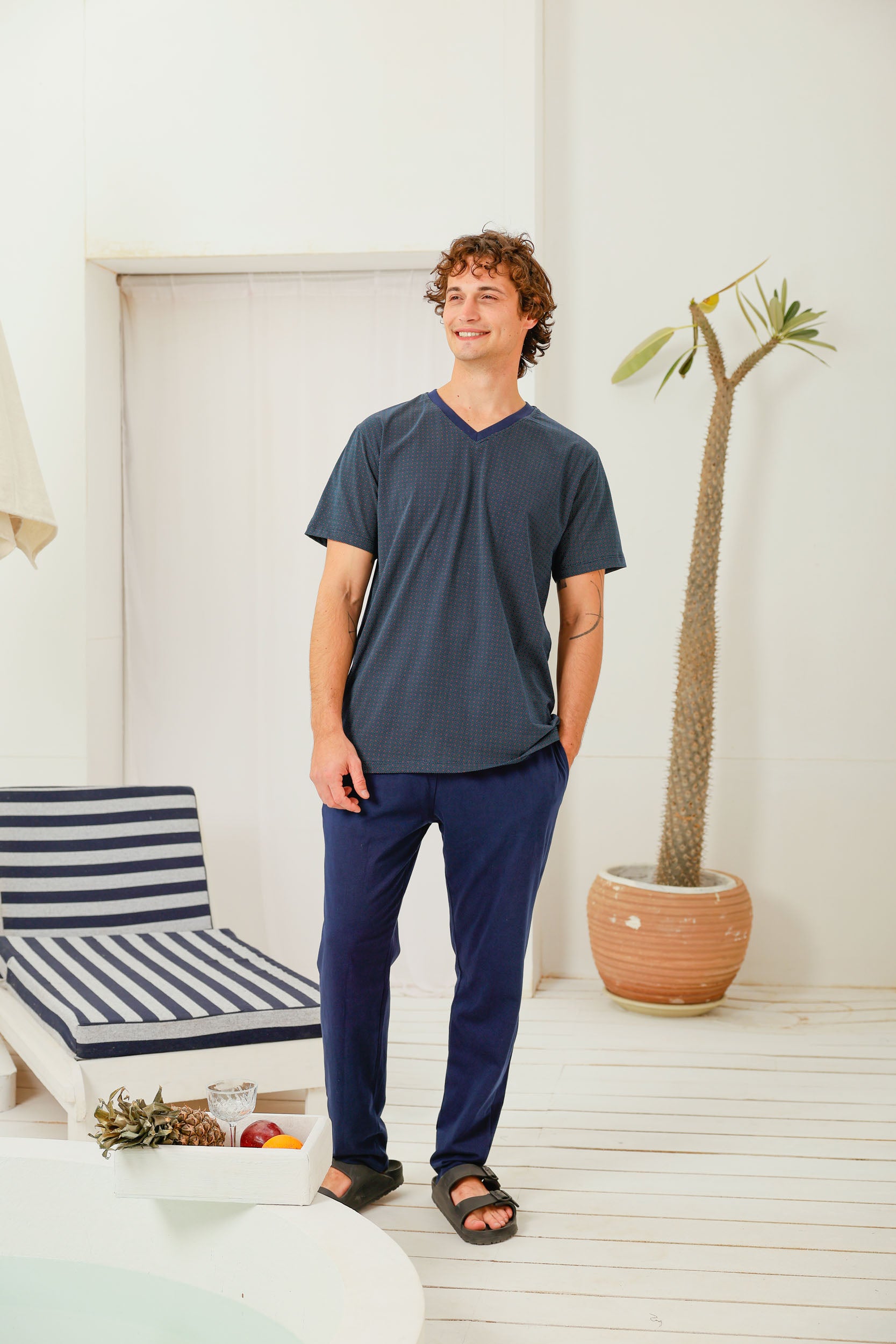 بيجاما نص كم مطبوع رقبه V بنطلون ساده