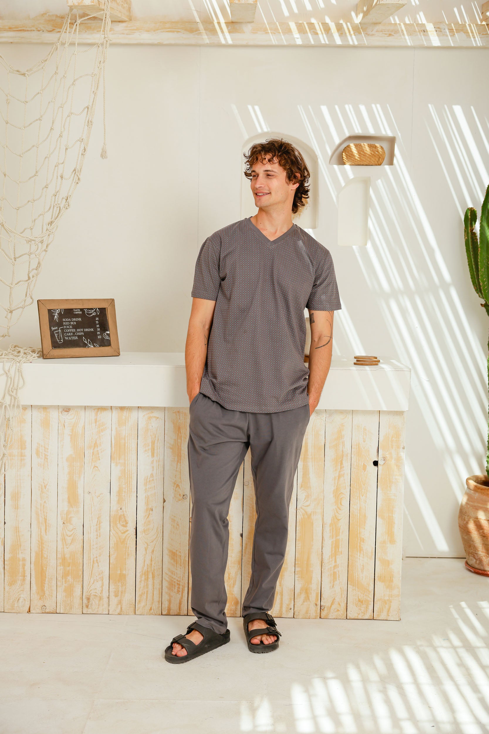 بيجاما نص كم مطبوع رقبه V بنطلون ساده