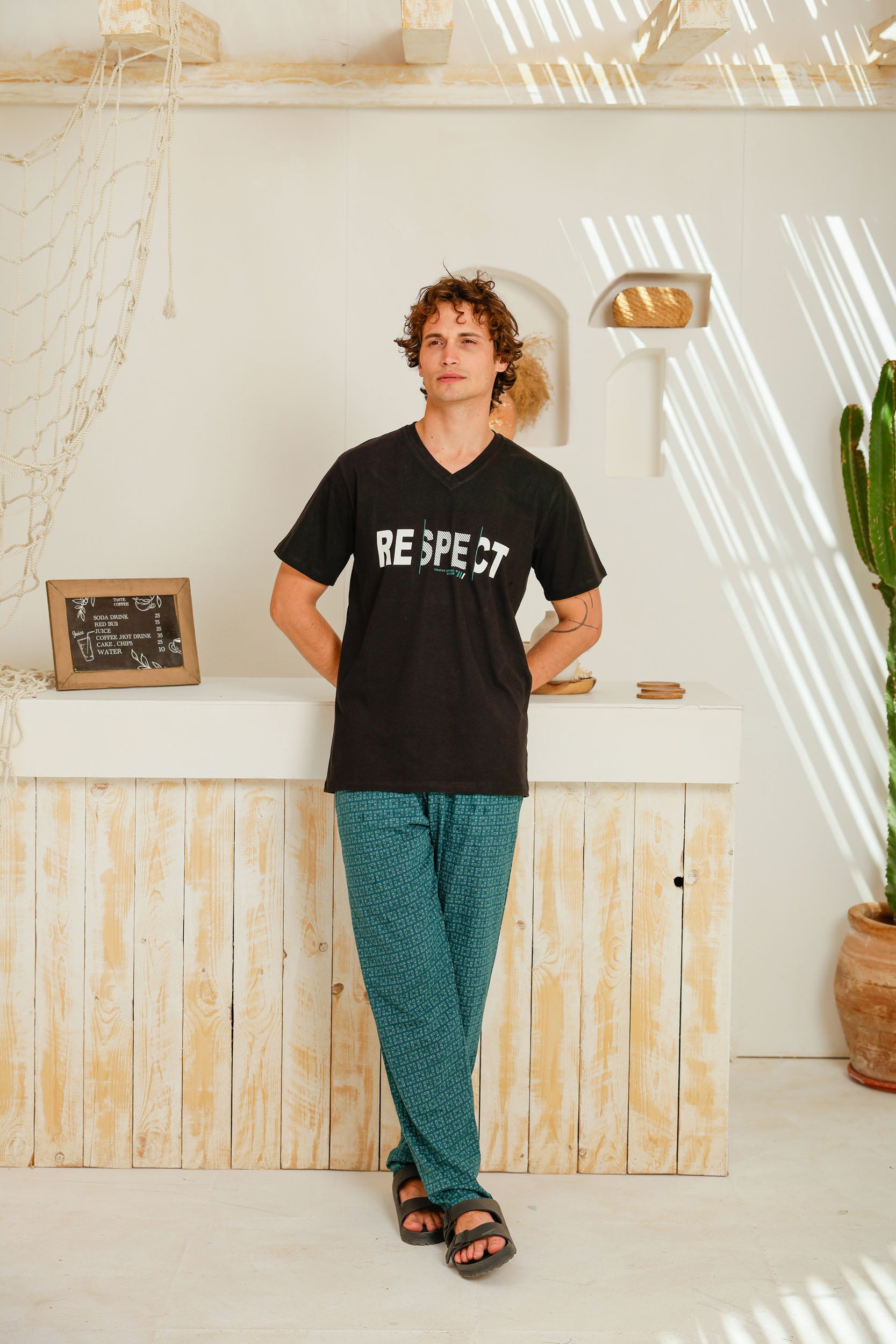 بيجاما نص كم رقبه V بنطلون مطبوع