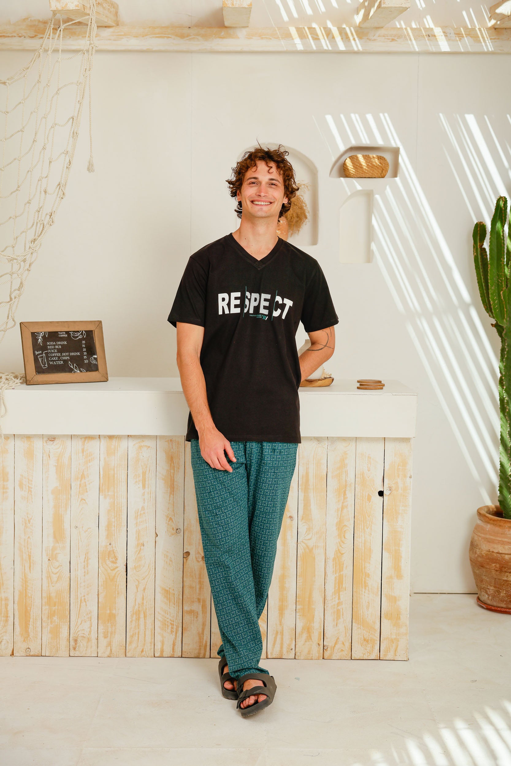 بيجاما نص كم رقبه V بنطلون مطبوع