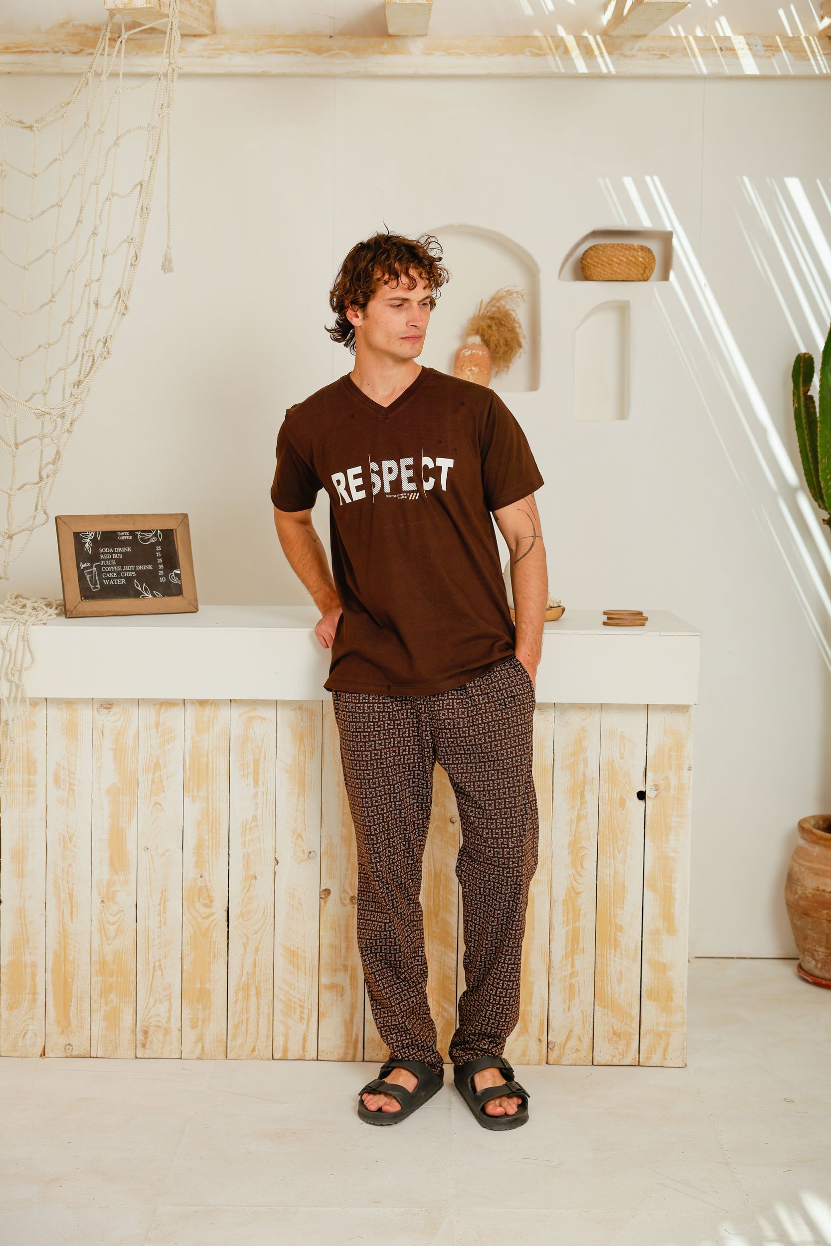 بيجاما نص كم رقبه V بنطلون مطبوع