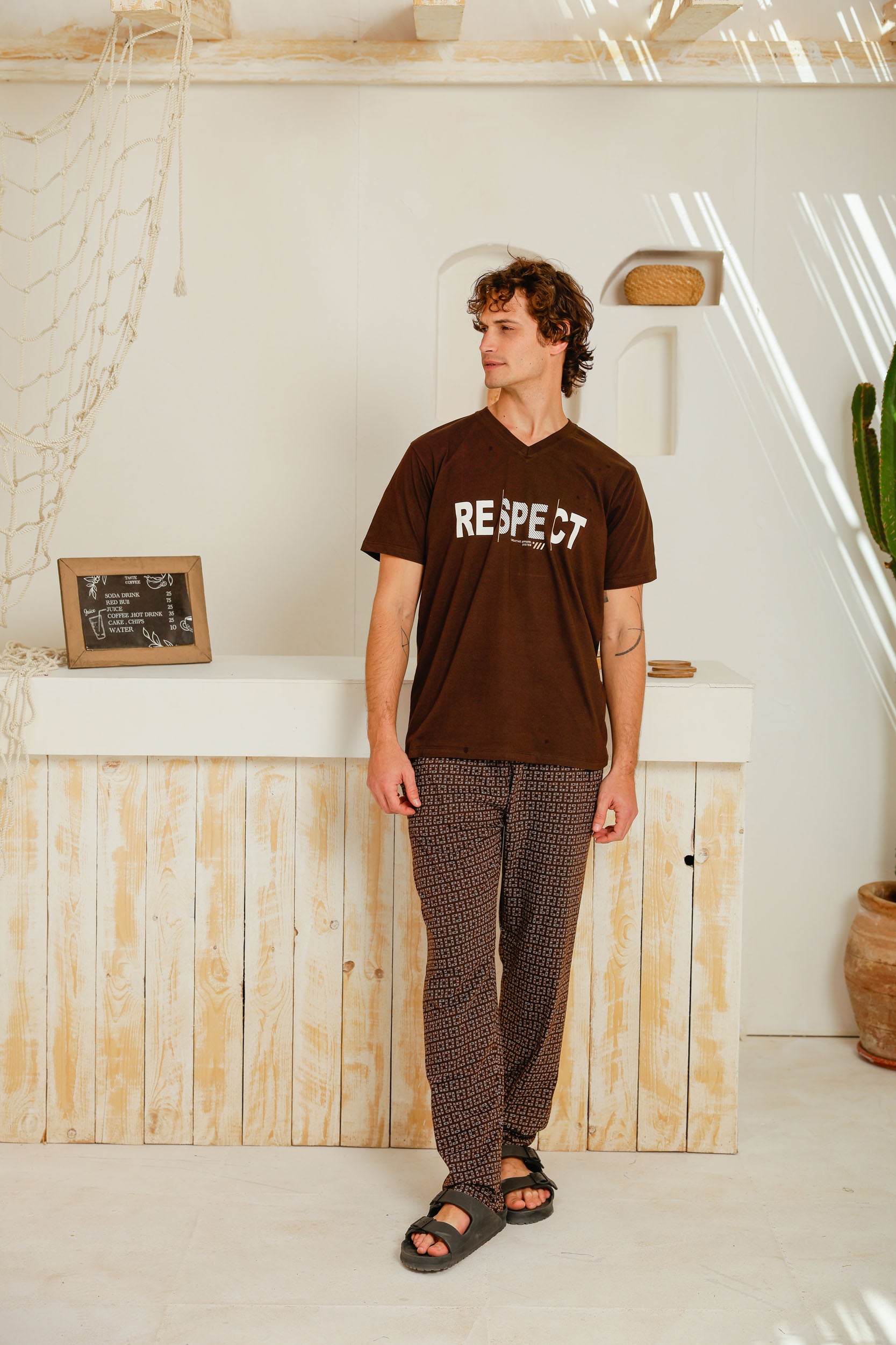 بيجاما نص كم رقبه V بنطلون مطبوع