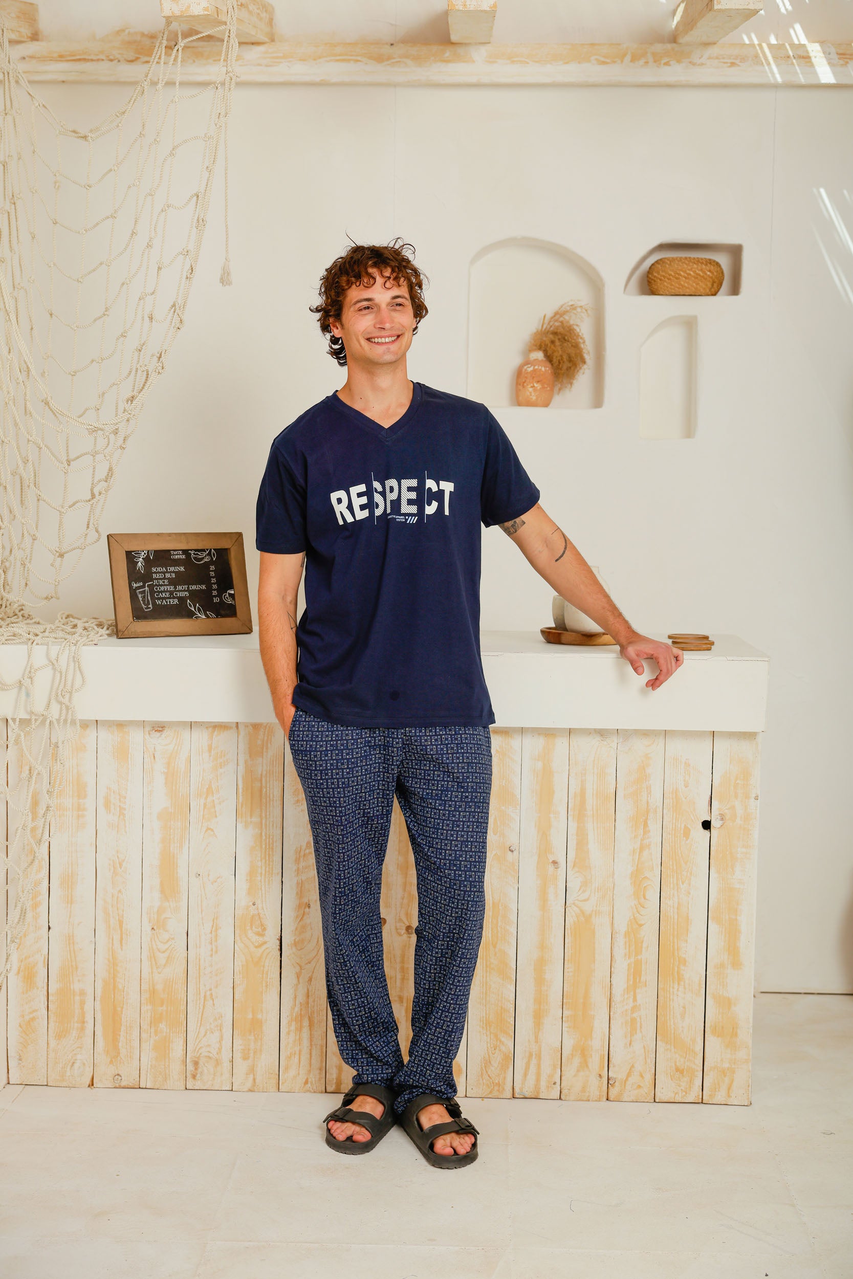 بيجاما نص كم رقبه V بنطلون مطبوع