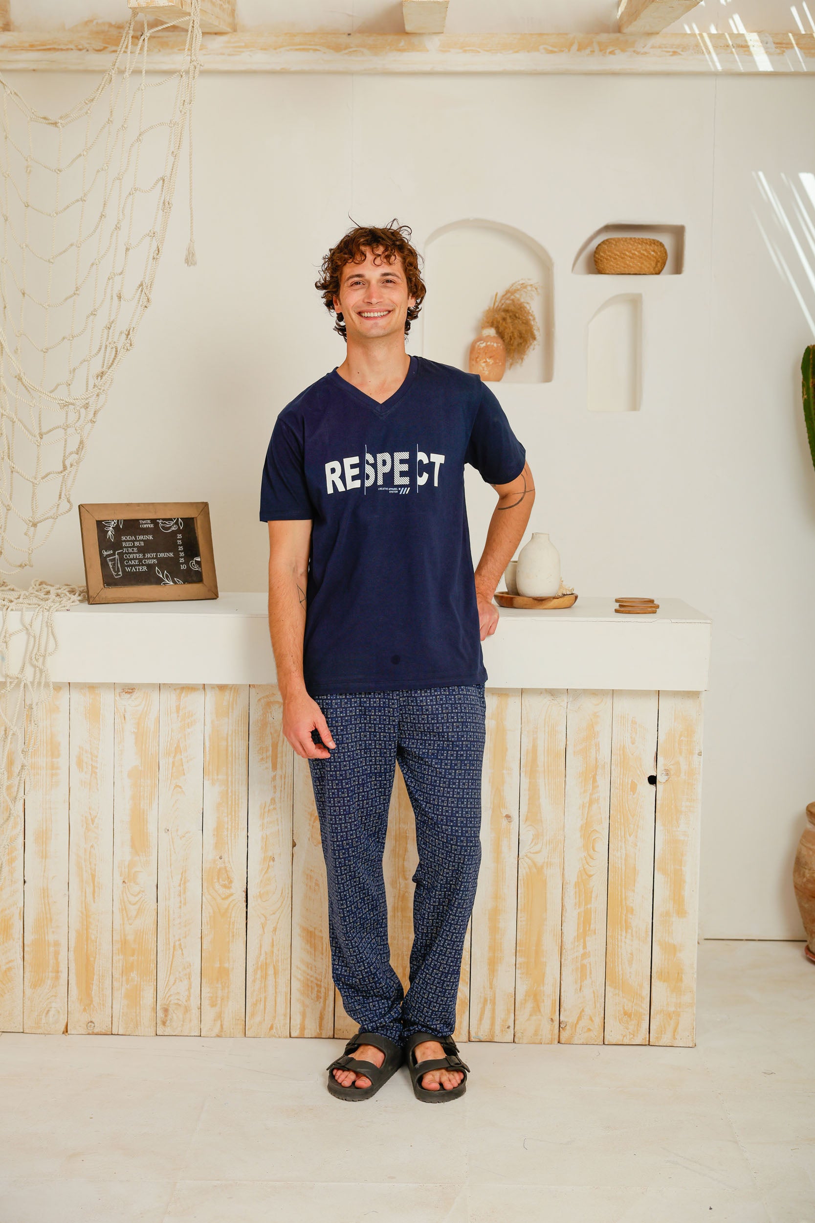 بيجاما نص كم رقبه V بنطلون مطبوع