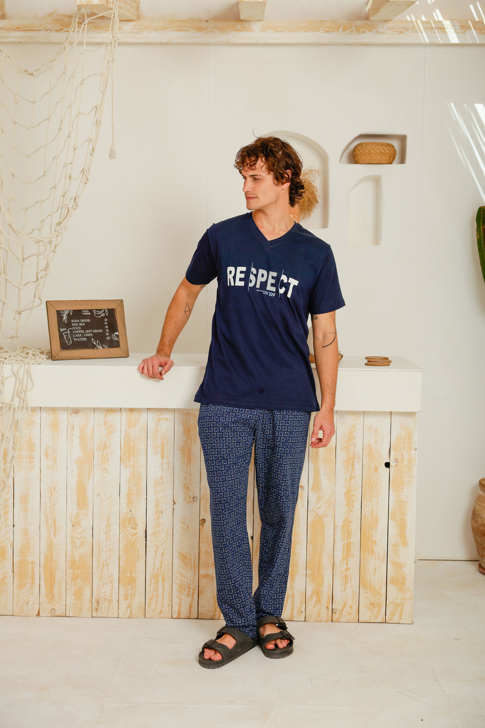 بيجاما نص كم رقبه V بنطلون مطبوع