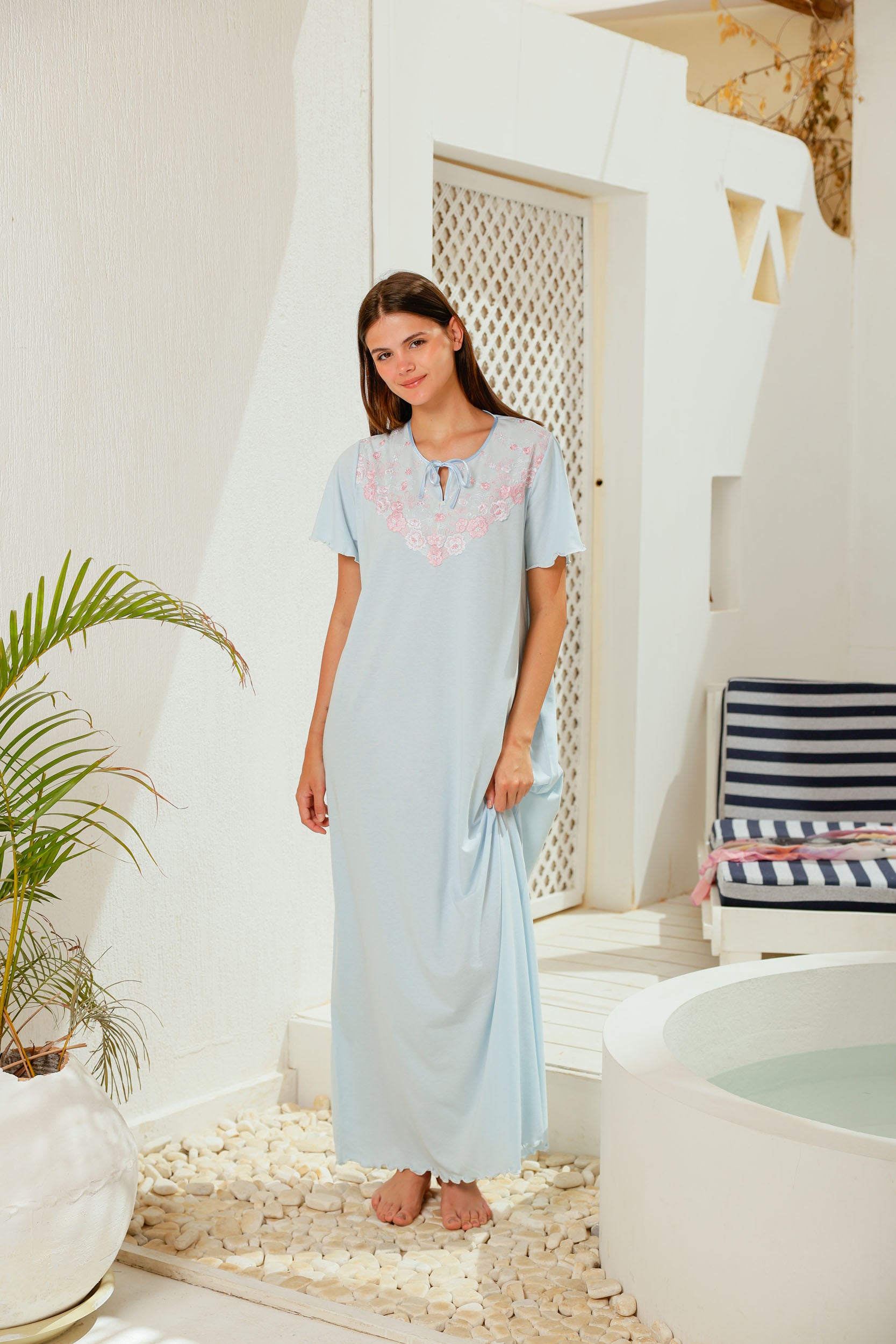 قميص حريمي نص كم ساده صدر دانتيل