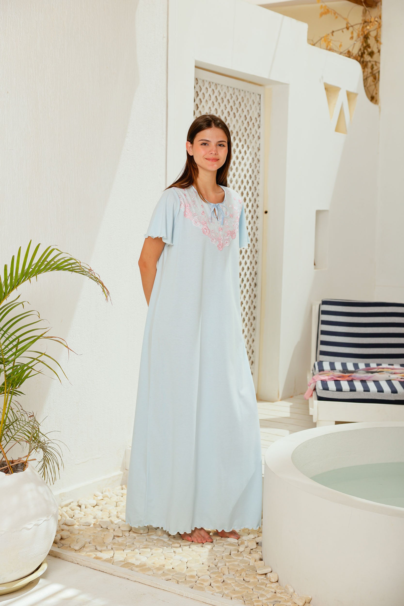 قميص حريمي نص كم ساده صدر دانتيل