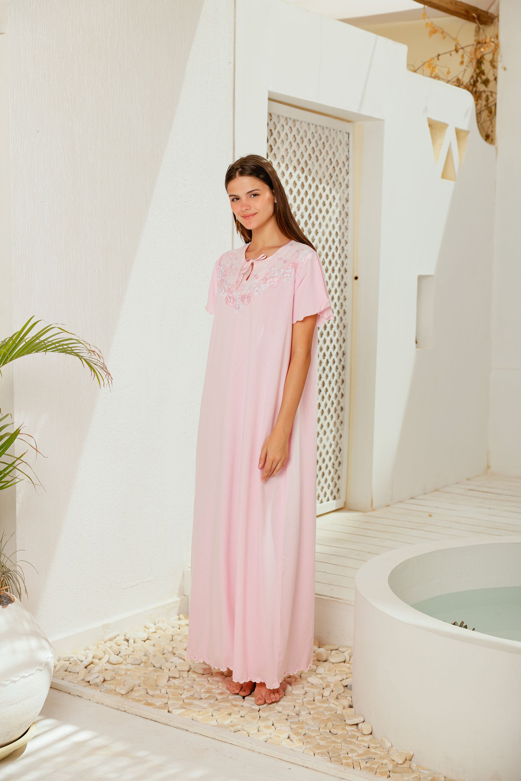 قميص حريمي نص كم ساده صدر دانتيل