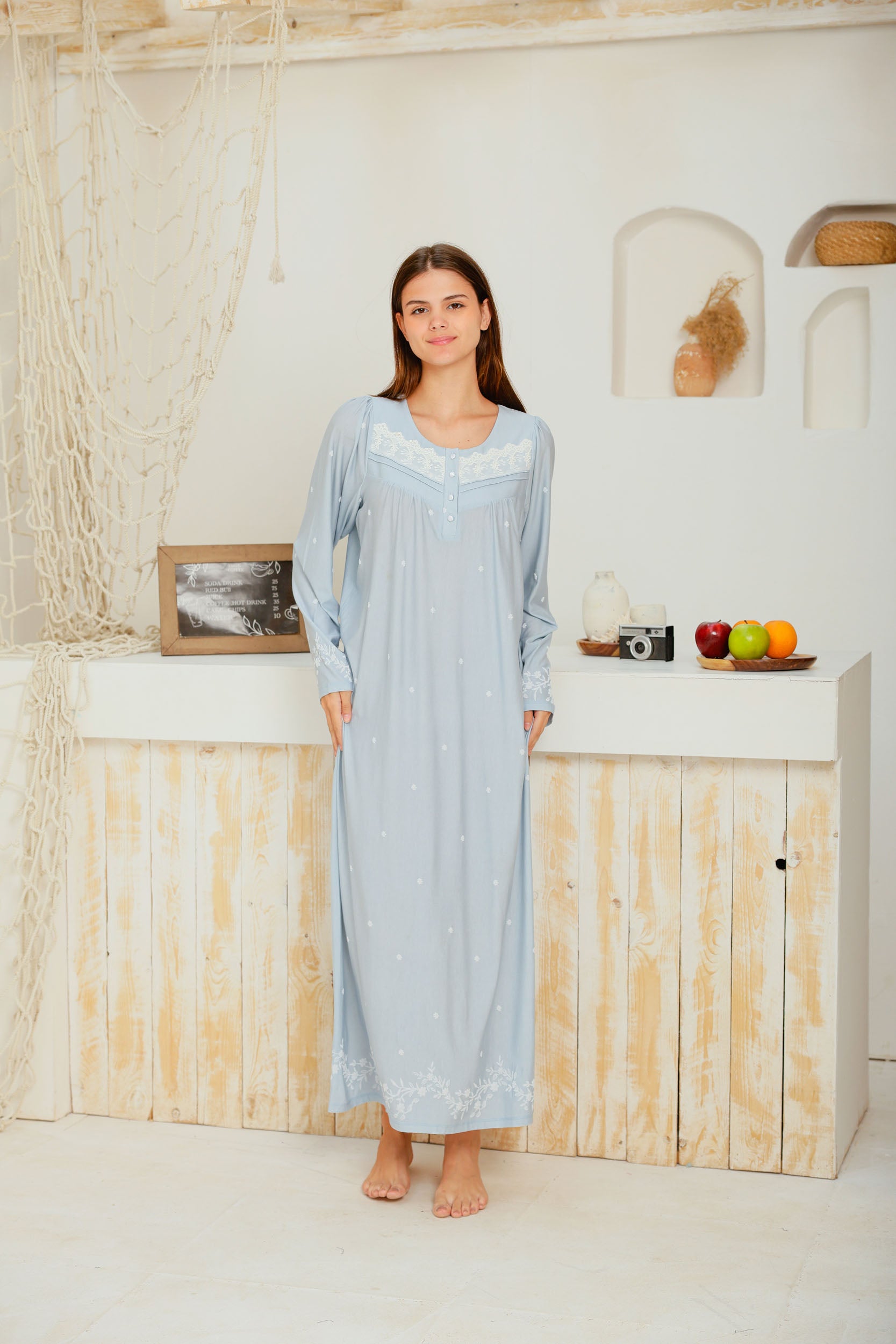 قميص ليكرا كم بندا رقبه مدوره بسفره ونيرفيرات وكشكشه علي الكتف