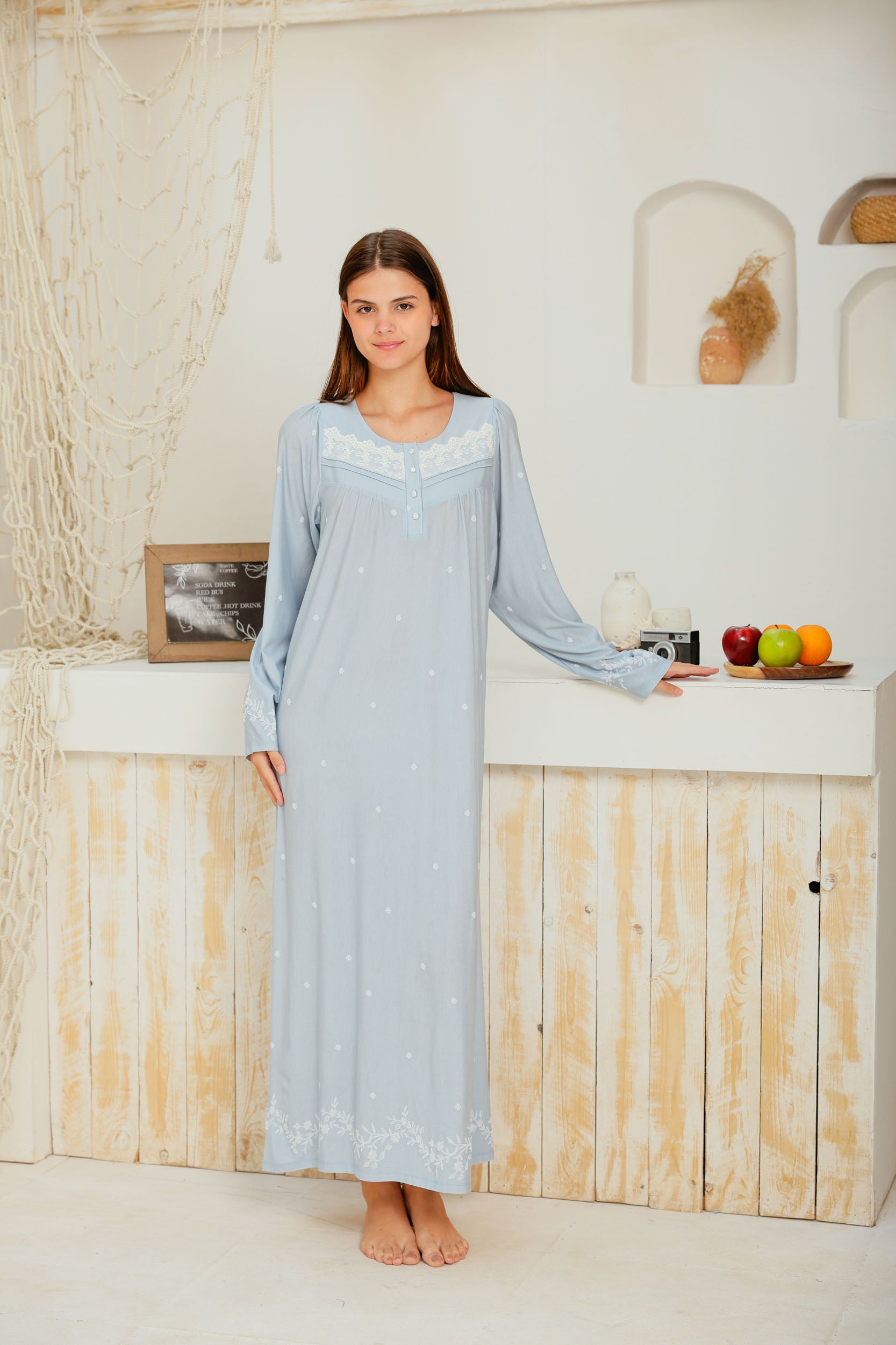 قميص ليكرا كم بندا رقبه مدوره بسفره ونيرفيرات وكشكشه علي الكتف