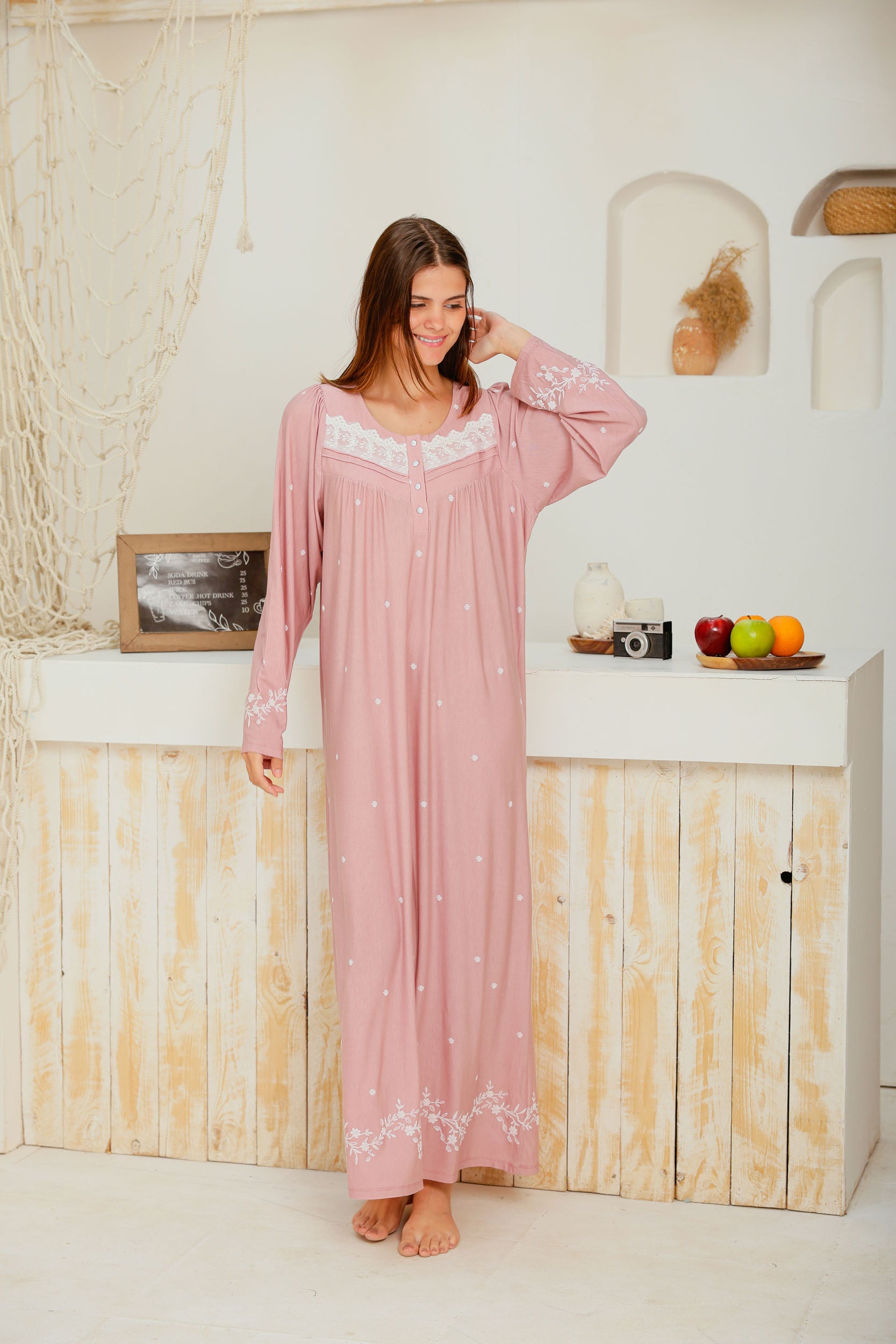 قميص ليكرا كم بندا رقبه مدوره بسفره ونيرفيرات وكشكشه علي الكتف