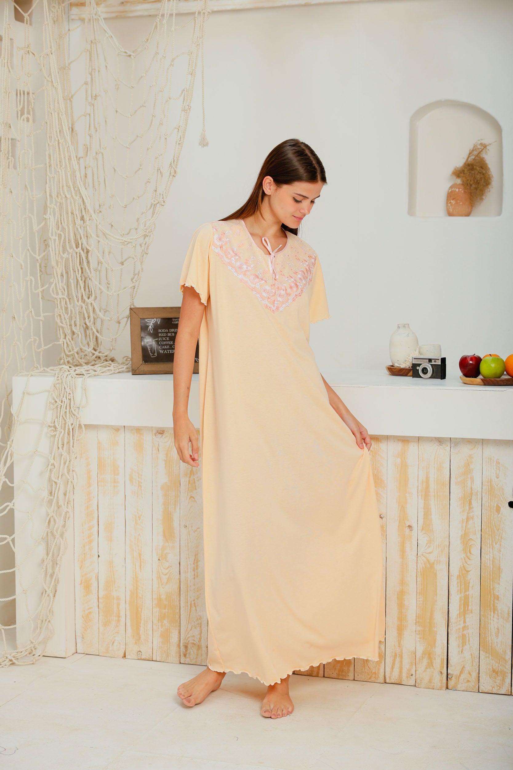 قميص حريمي نص كم ساده صدر دانتيل