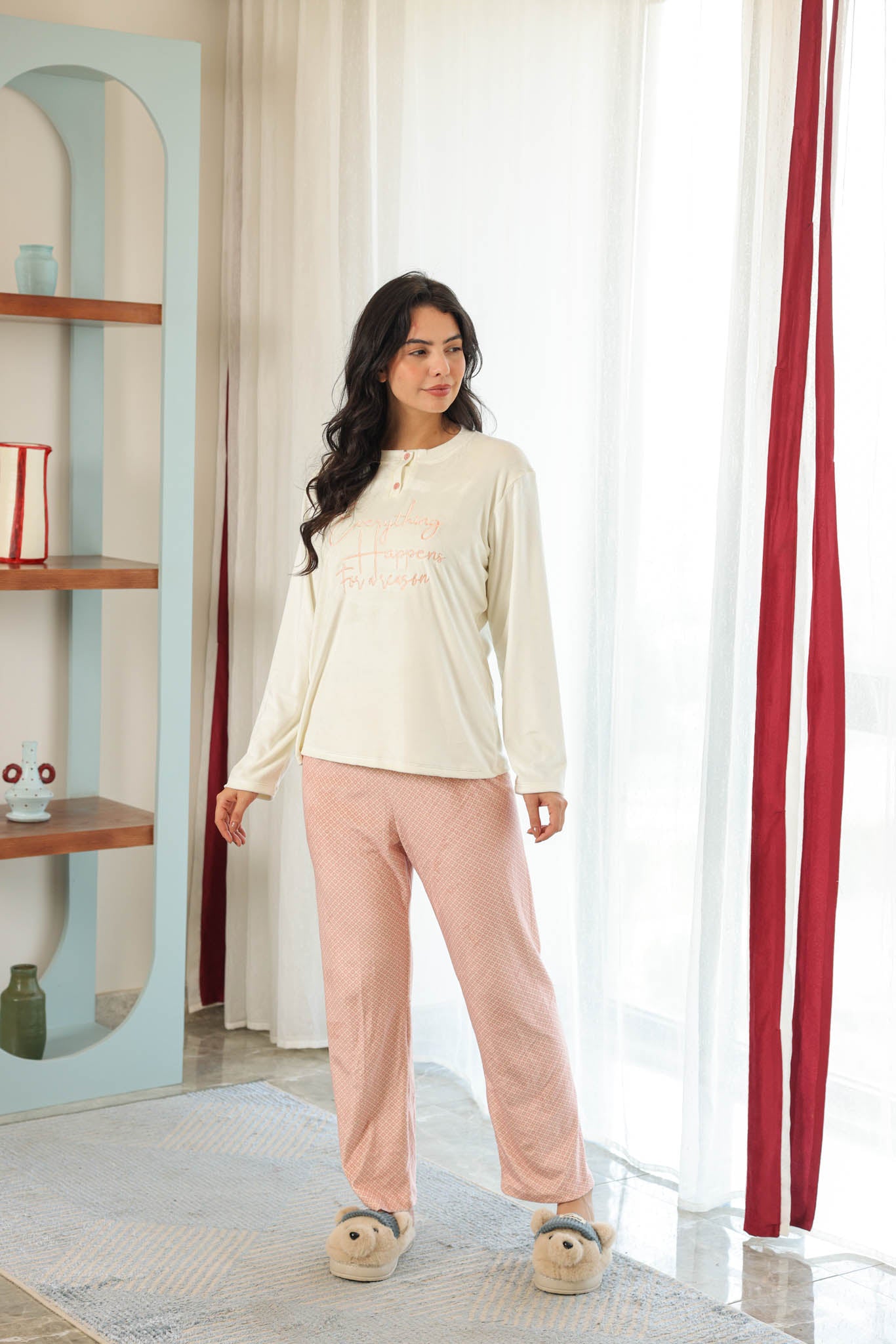 بيجاما قطيفه توب دانتيل مطرز بنطلون روتاري