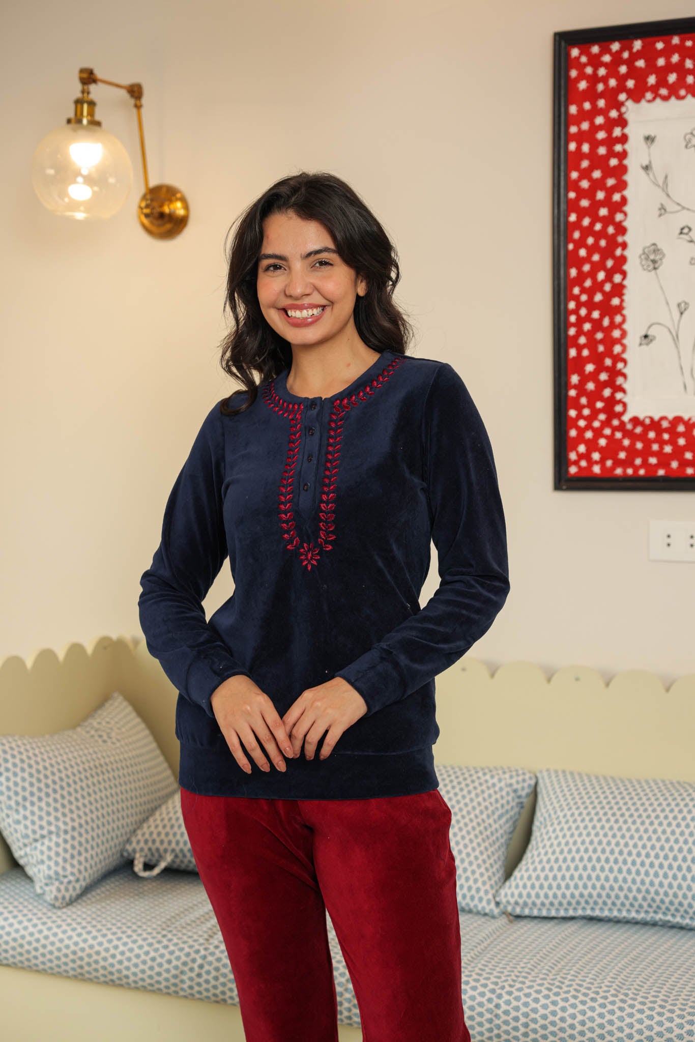 بيجاما قطيفه رقبه مدوره بمرد مطرز علي الرقبه