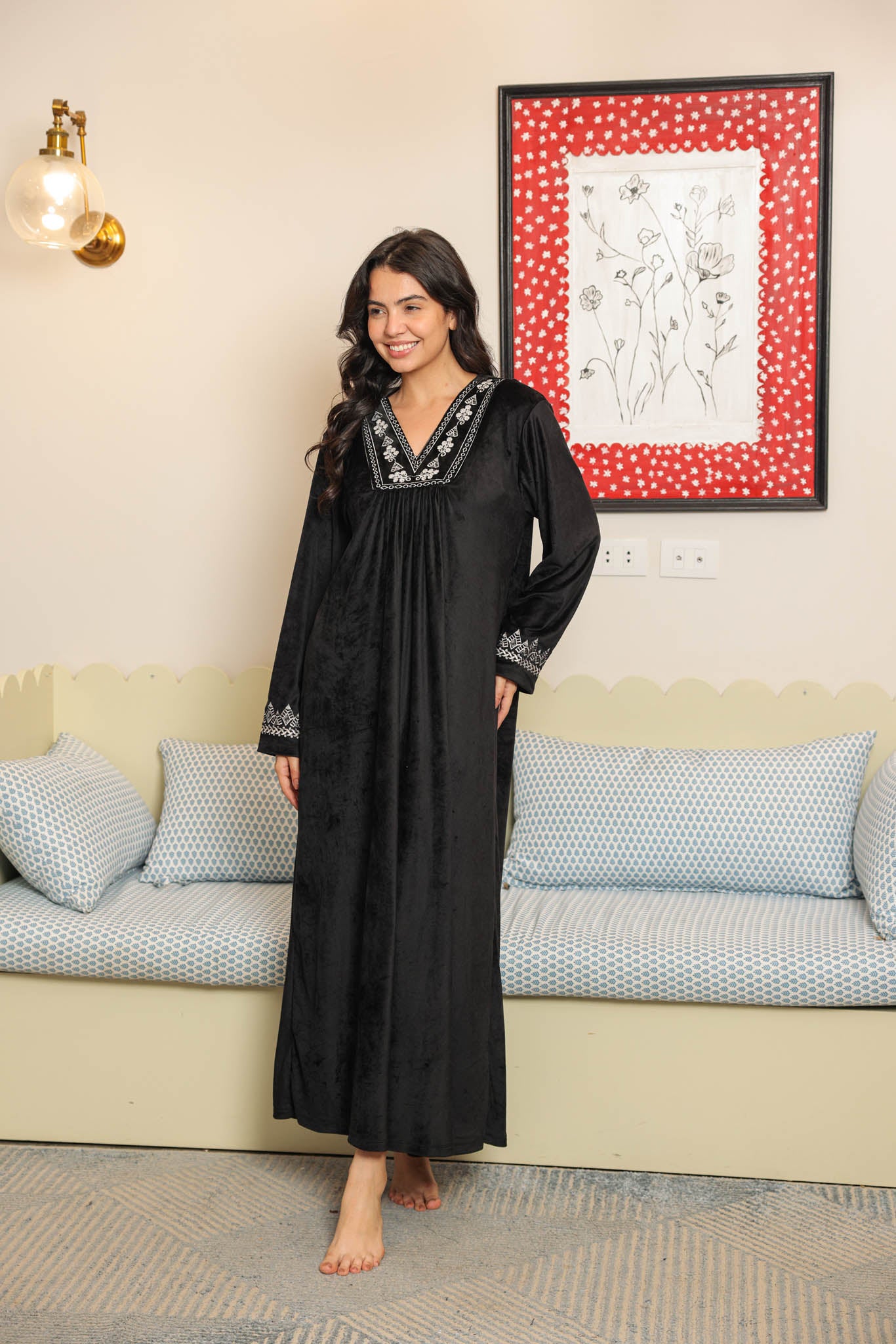 جلابيه قطيفه ساده مطرز بكشكشه علي الصدر