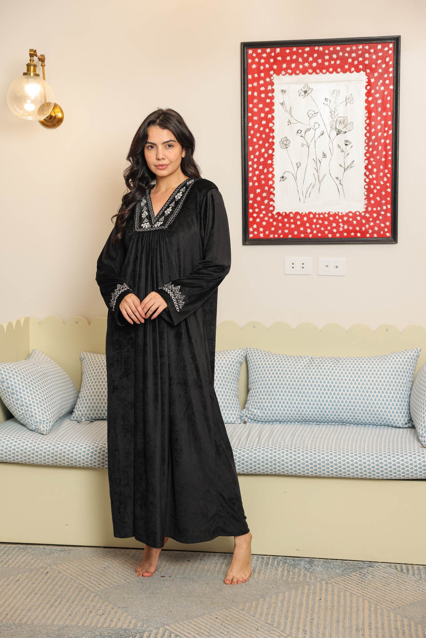 جلابيه قطيفه ساده مطرز بكشكشه علي الصدر