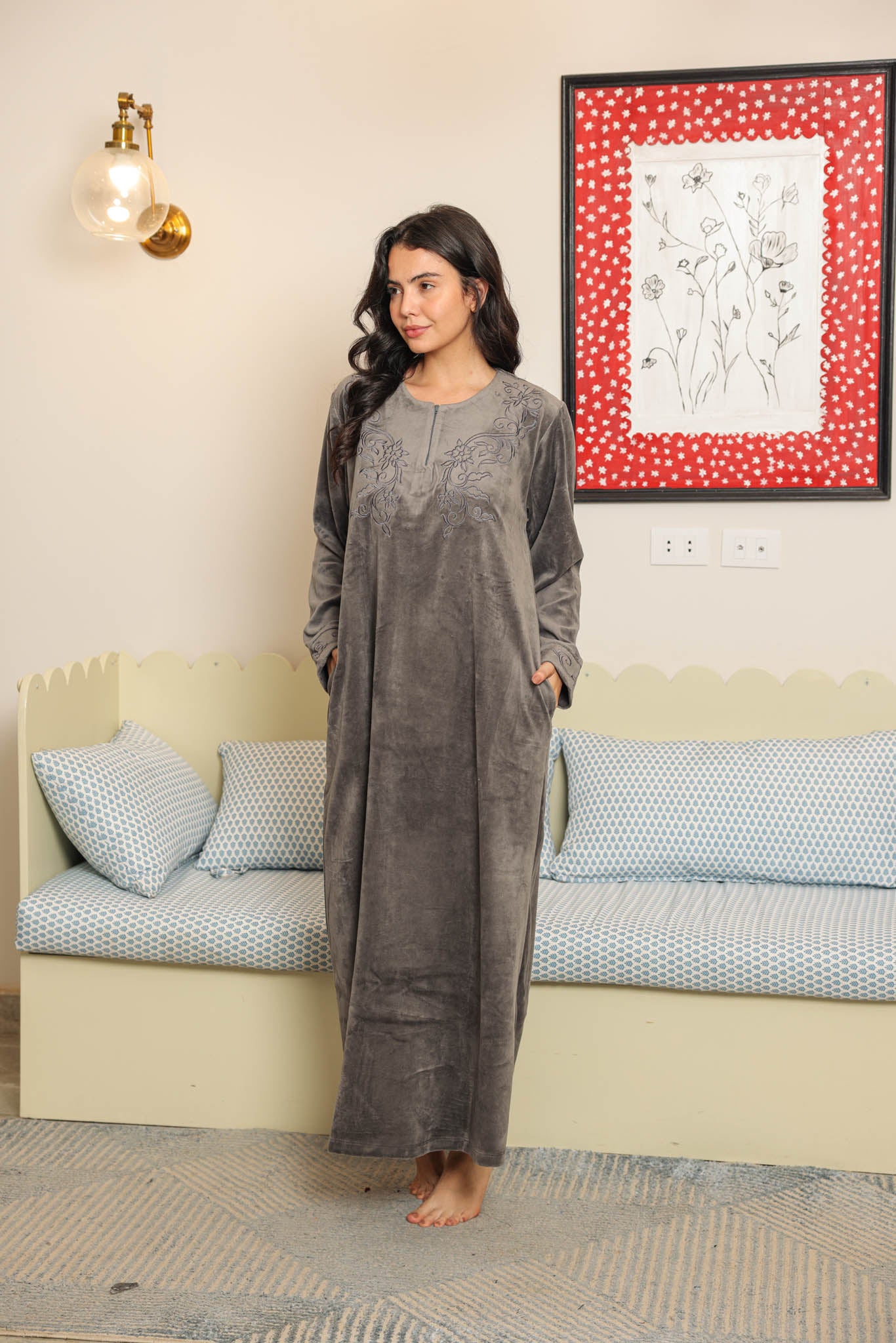 قميص حريمي قطيفه ساده مطرز بسوسته