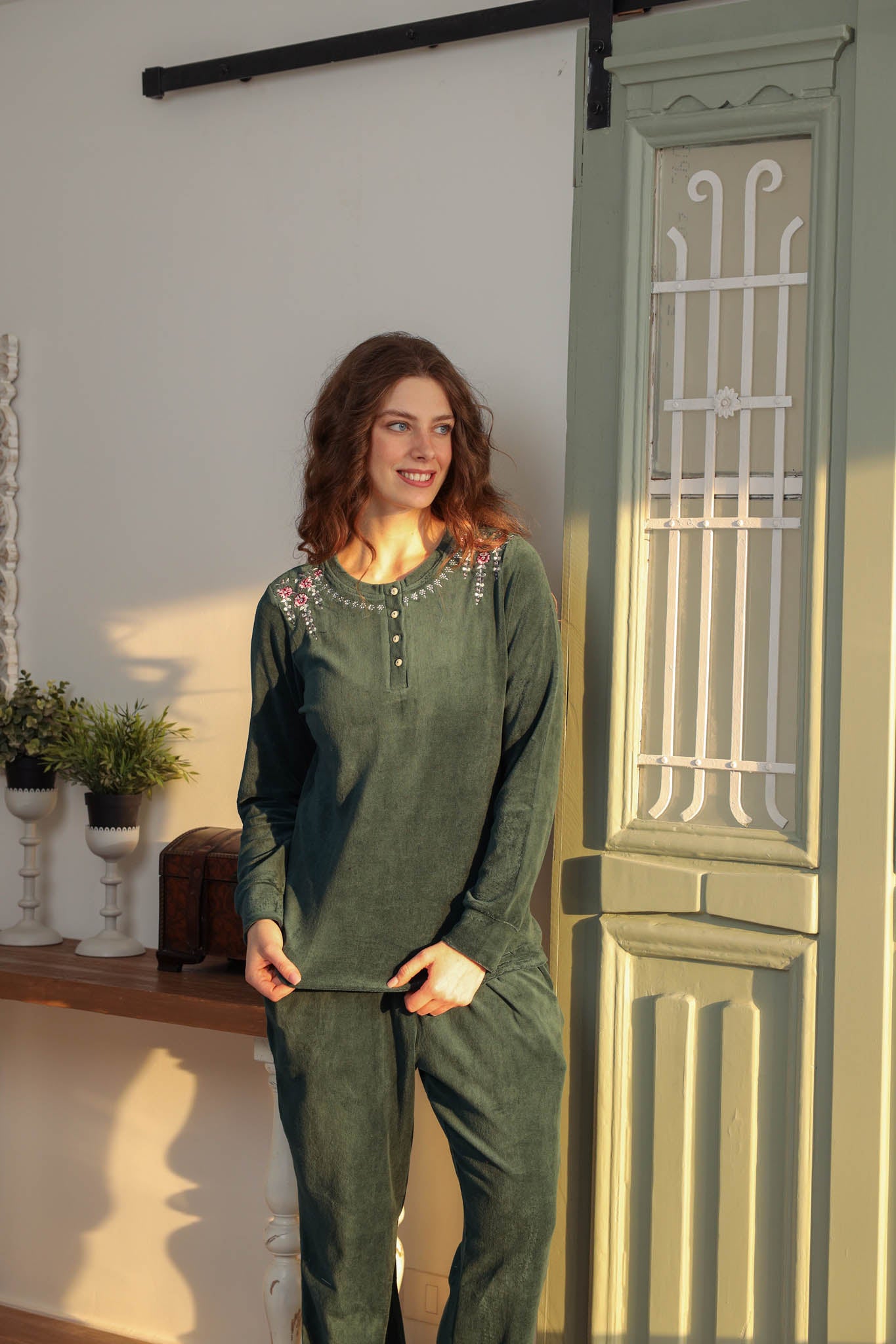 بيجاما قطيفه رقبه مدوره بمرد مطرز