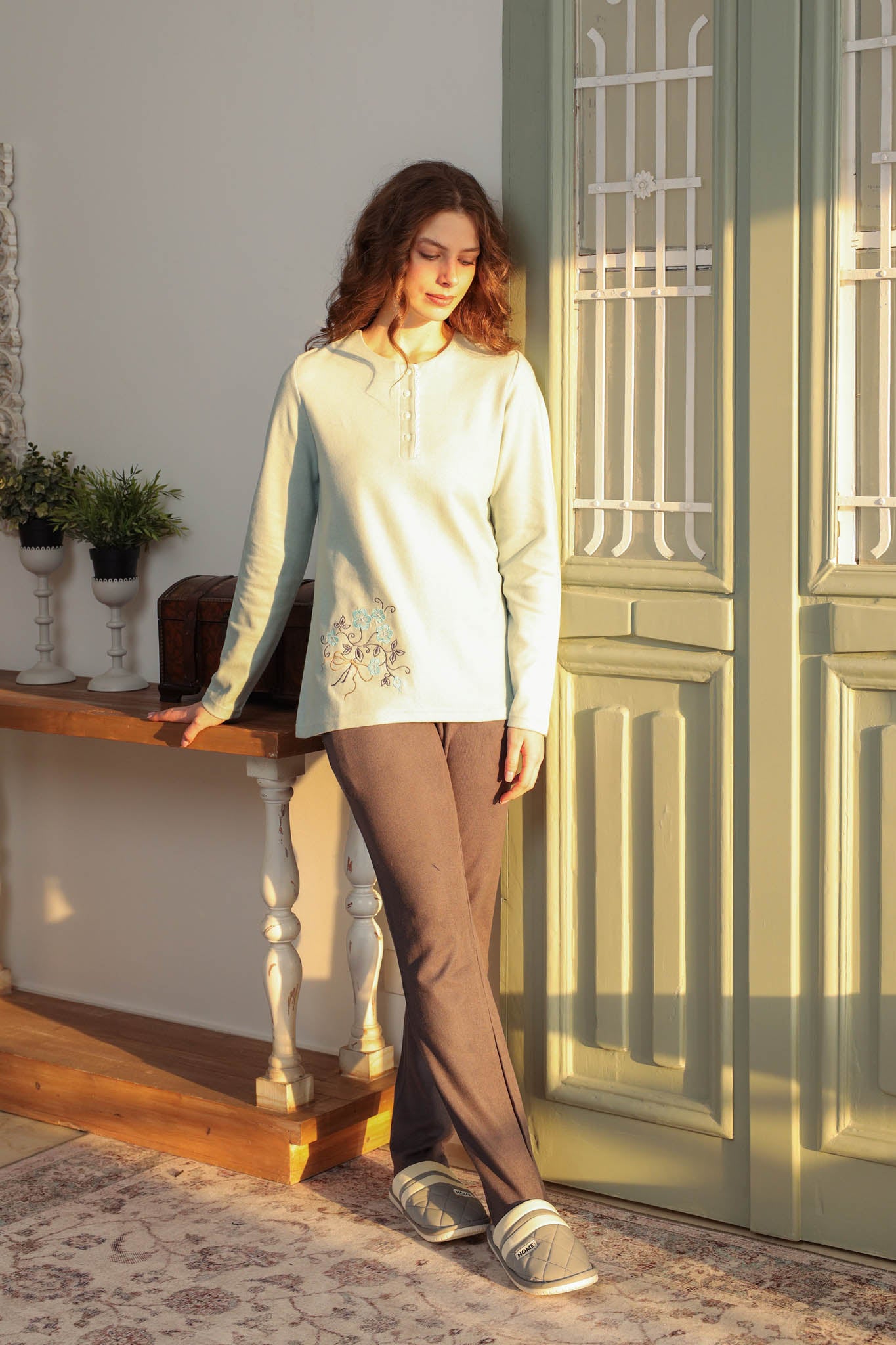 بيجاما كاشمير رقبه مدور بمرد وجبير مطرز