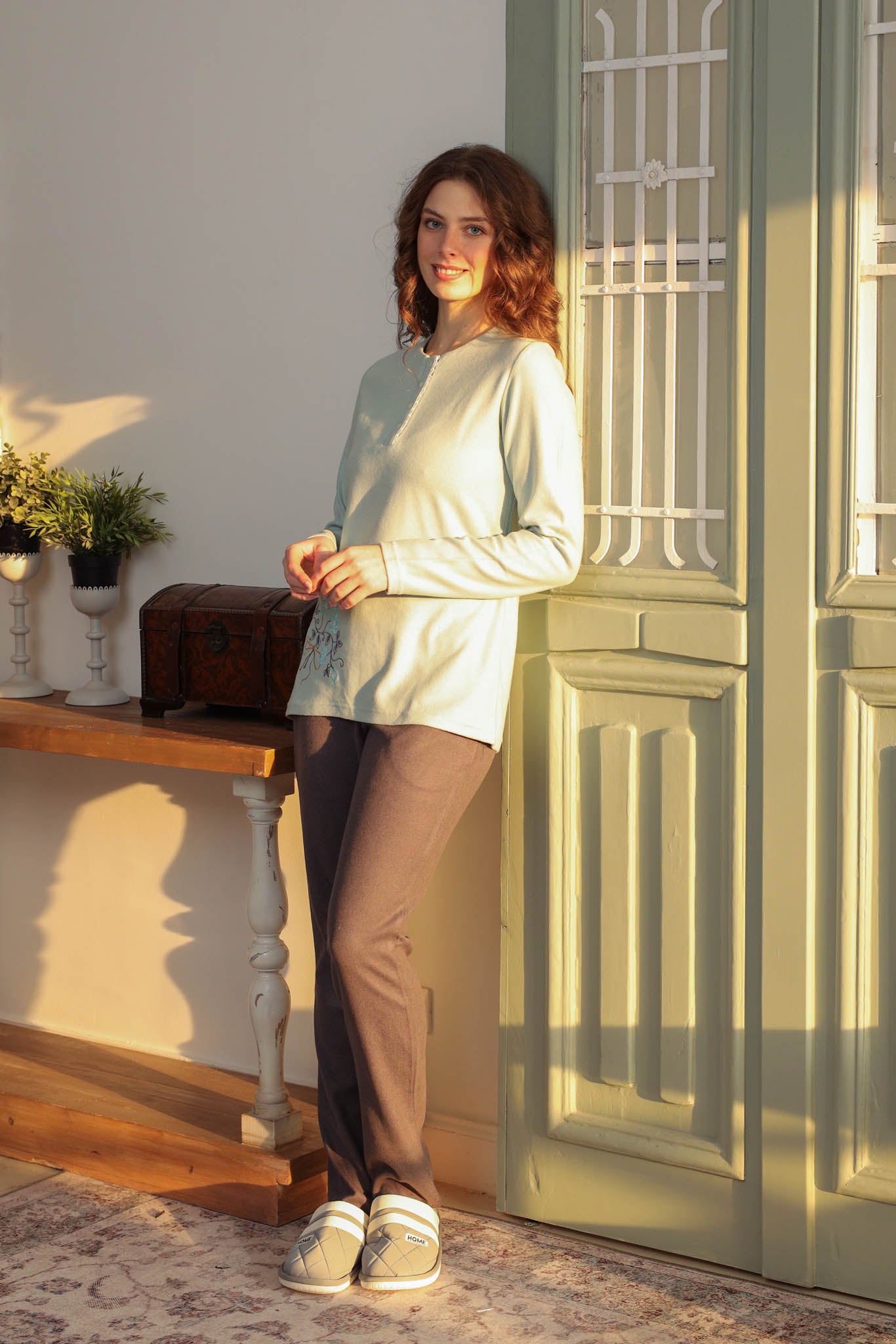 بيجاما كاشمير رقبه مدور بمرد وجبير مطرز