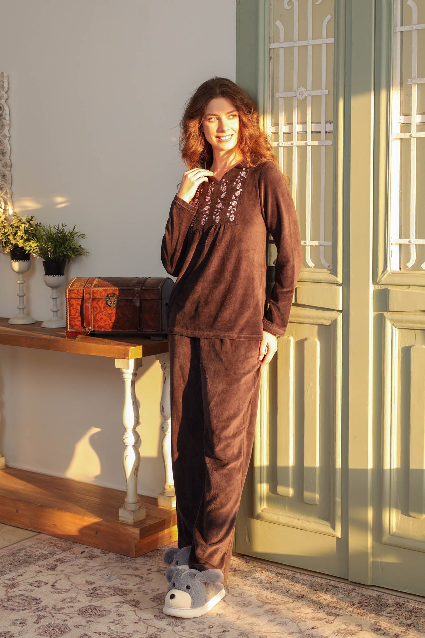 بيجاما قطيفه رقبه سبعه بسفره مطرز