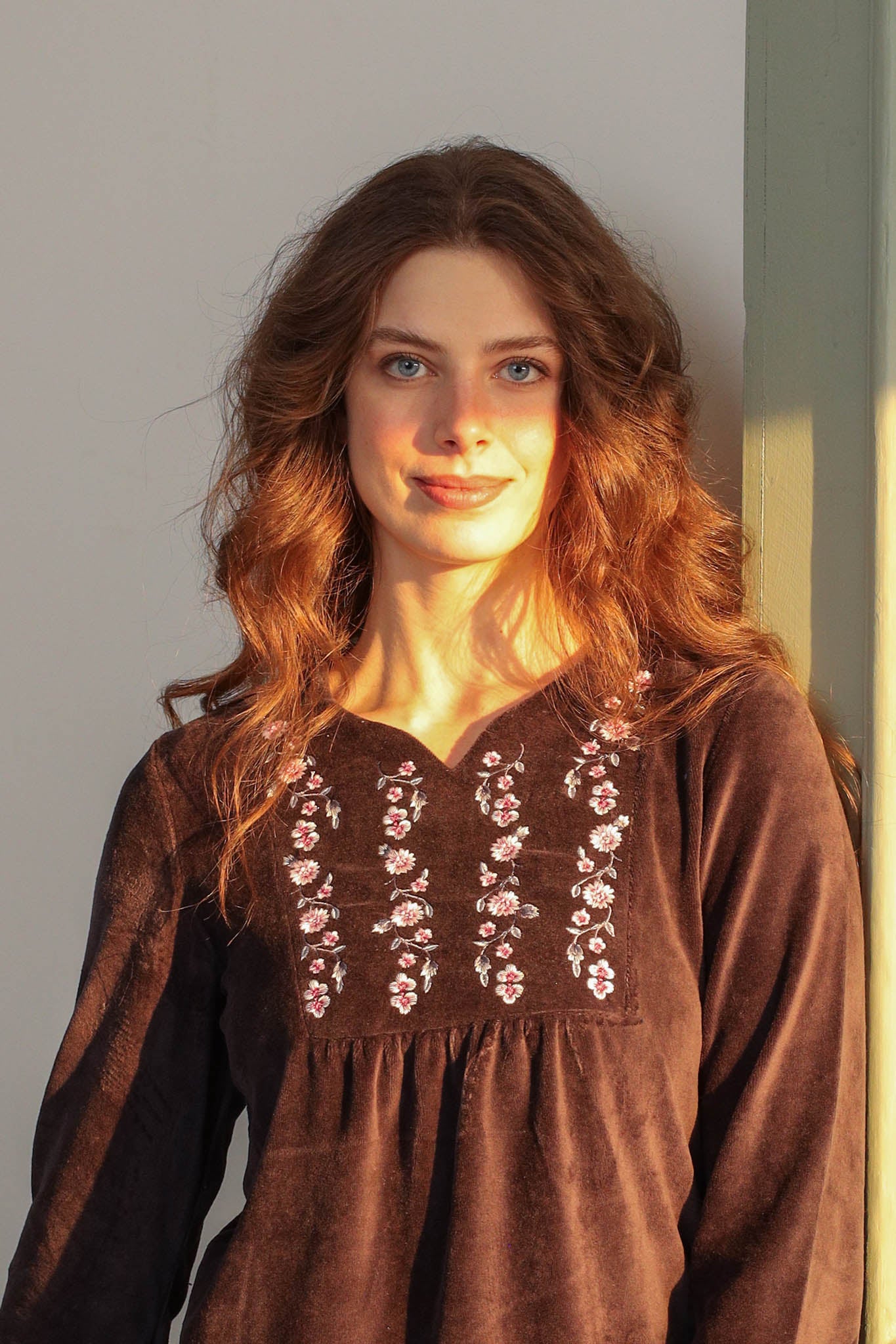 بيجاما قطيفه رقبه سبعه بسفره مطرز