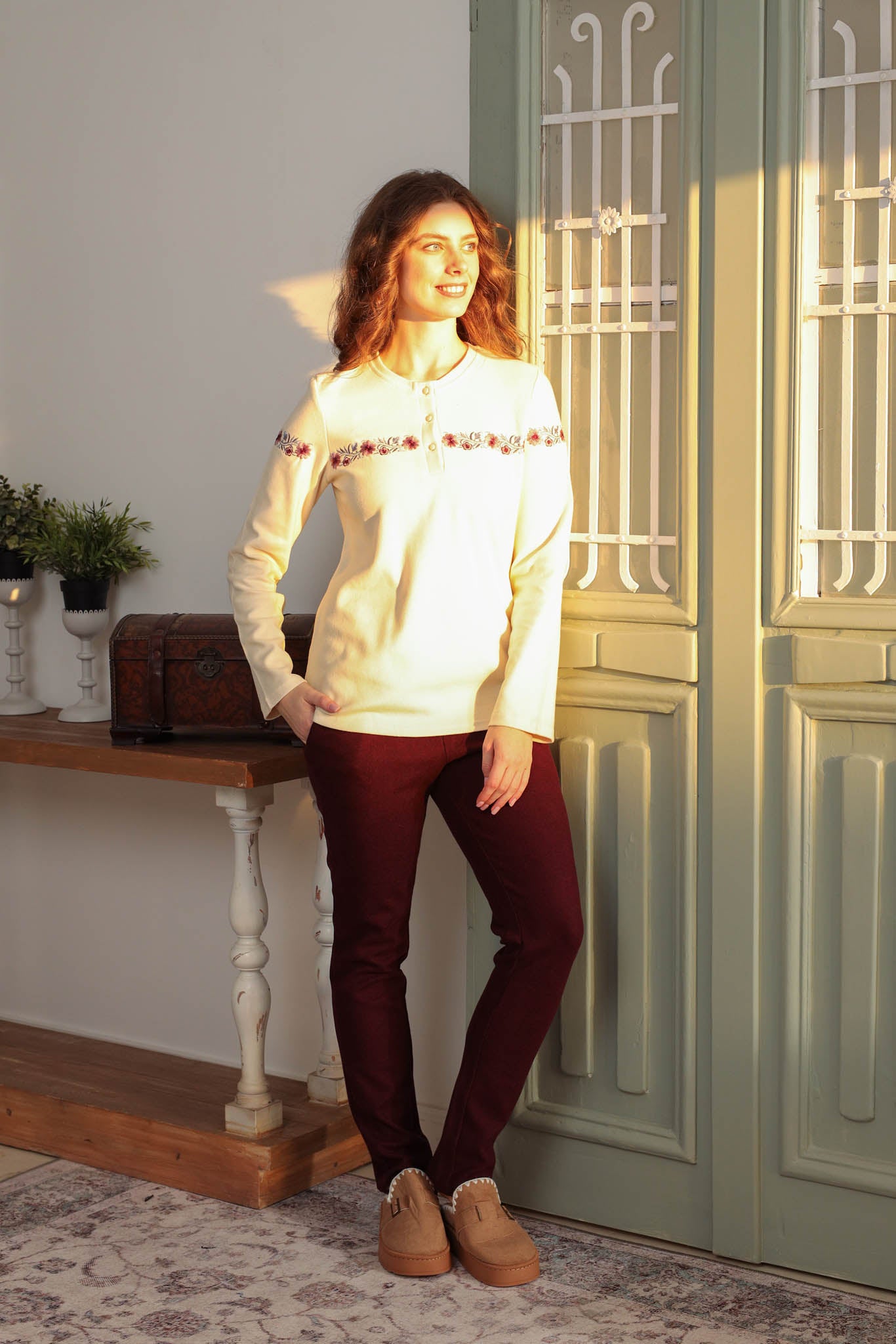 بيجاما كاشمير رقبه مدور بمرد مطرز