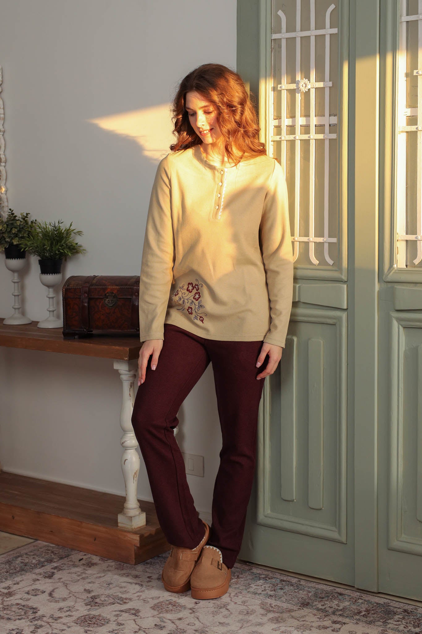 بيجاما كاشمير رقبه مدور بمرد وجبير مطرز