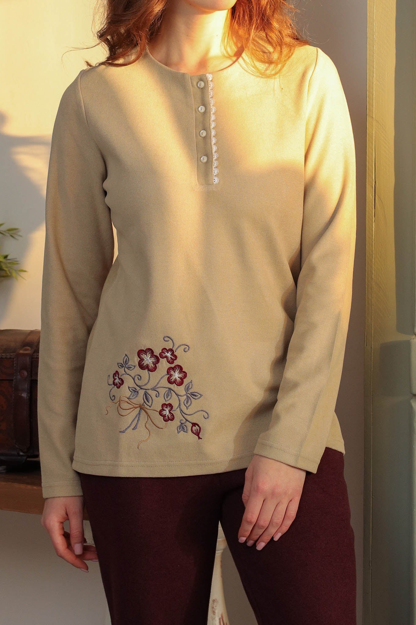 بيجاما كاشمير رقبه مدور بمرد وجبير مطرز