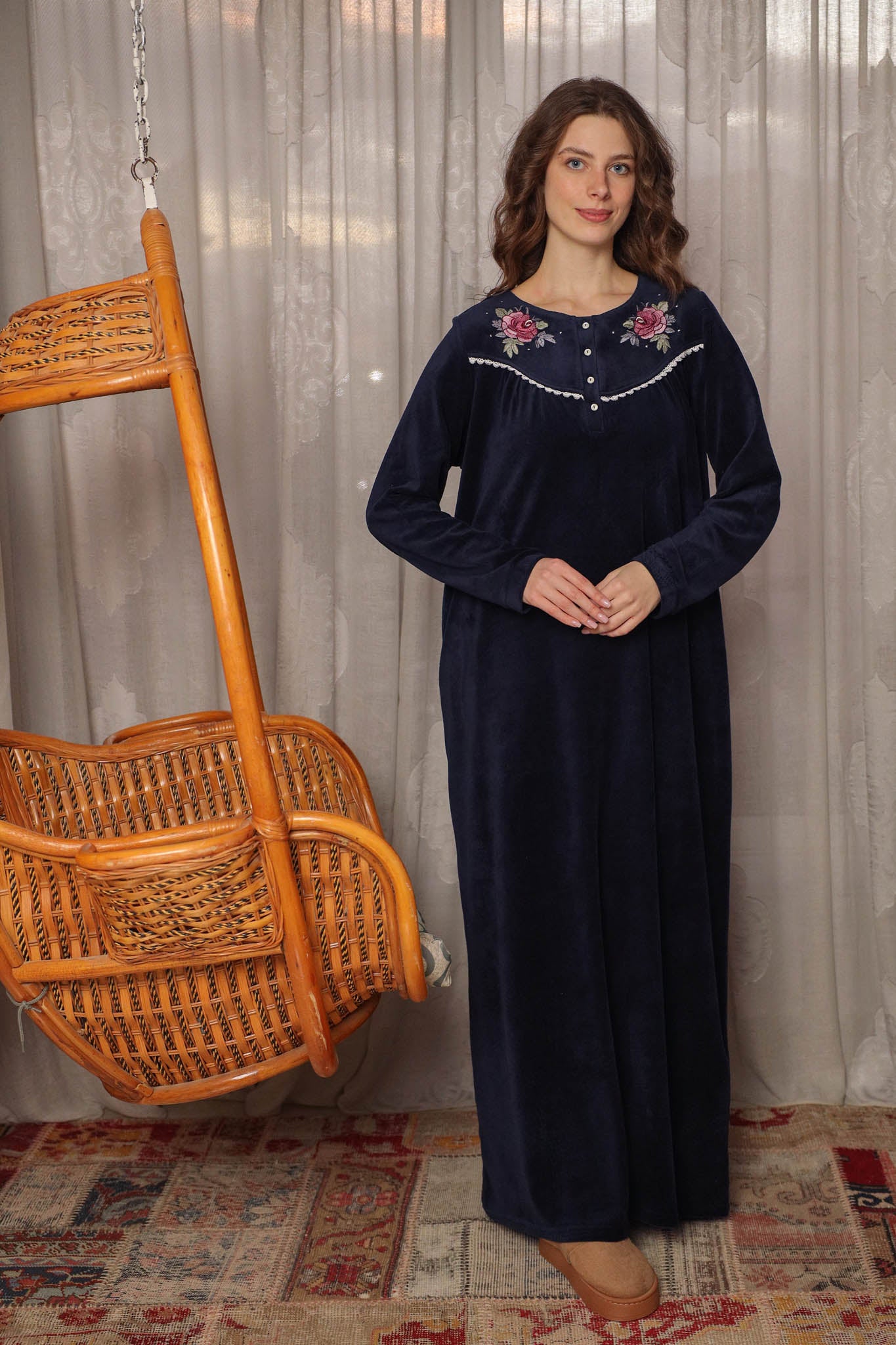 قميص قطبفه رقبه مدور مطرز بسفره