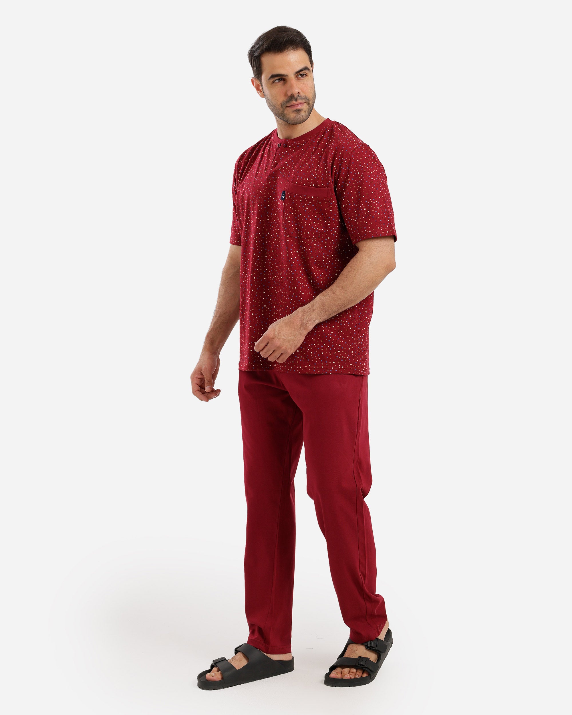 بيجاما نص كم منقط وجيب ع الصدر بنطلون ساده
