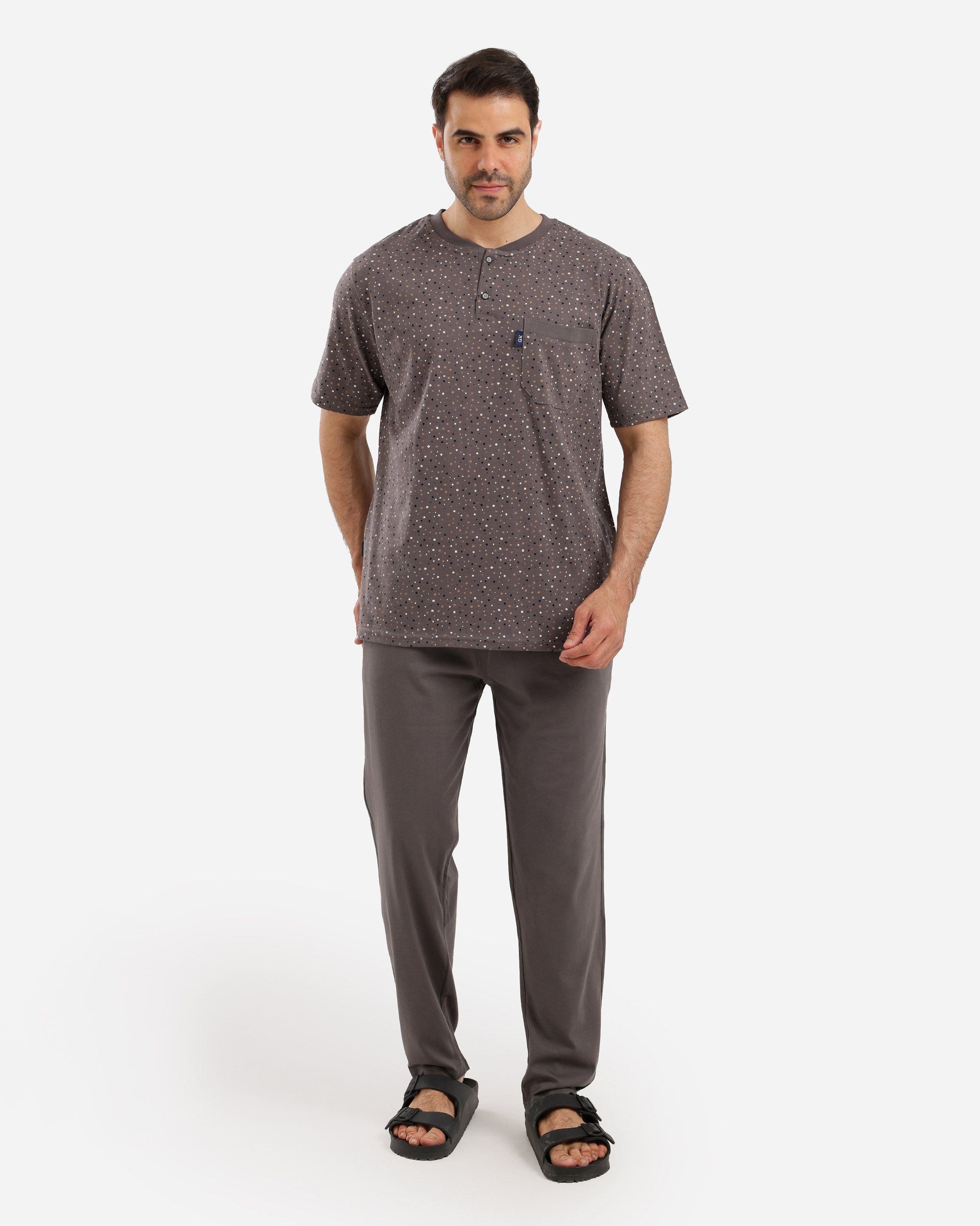 بيجاما نص كم منقط وجيب ع الصدر بنطلون ساده