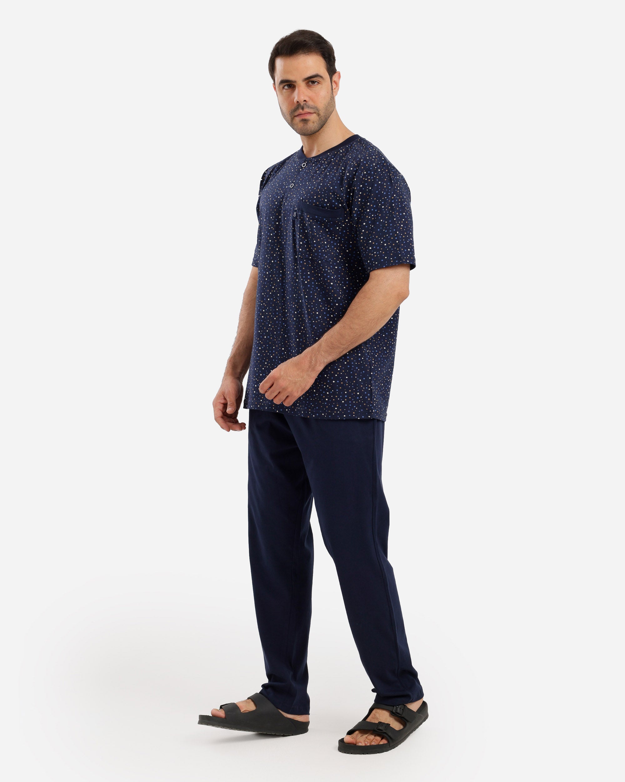 بيجاما نص كم منقط وجيب ع الصدر بنطلون ساده