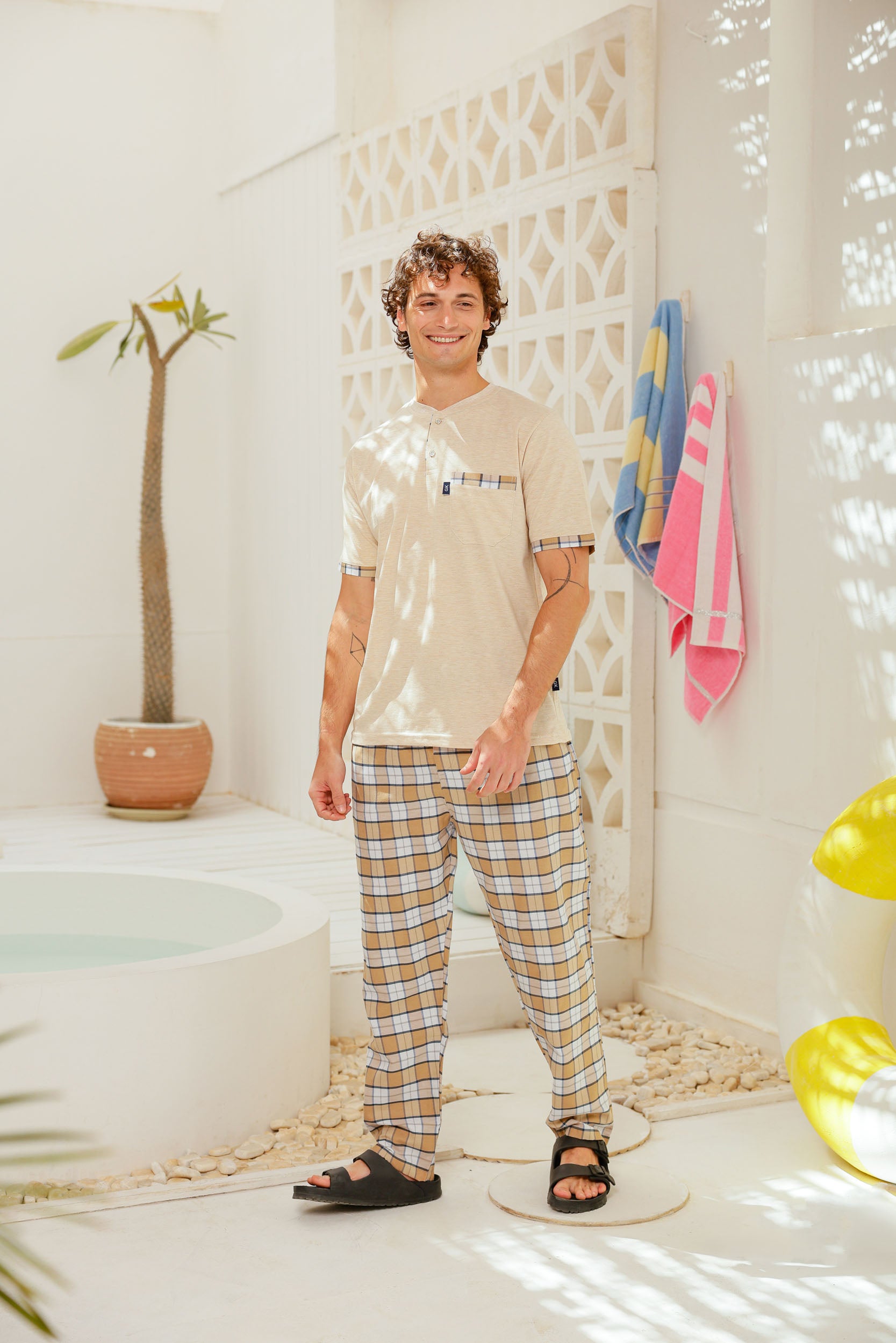 بيجاما نص كم بجيب ع الصدر بنطلون كاروهات