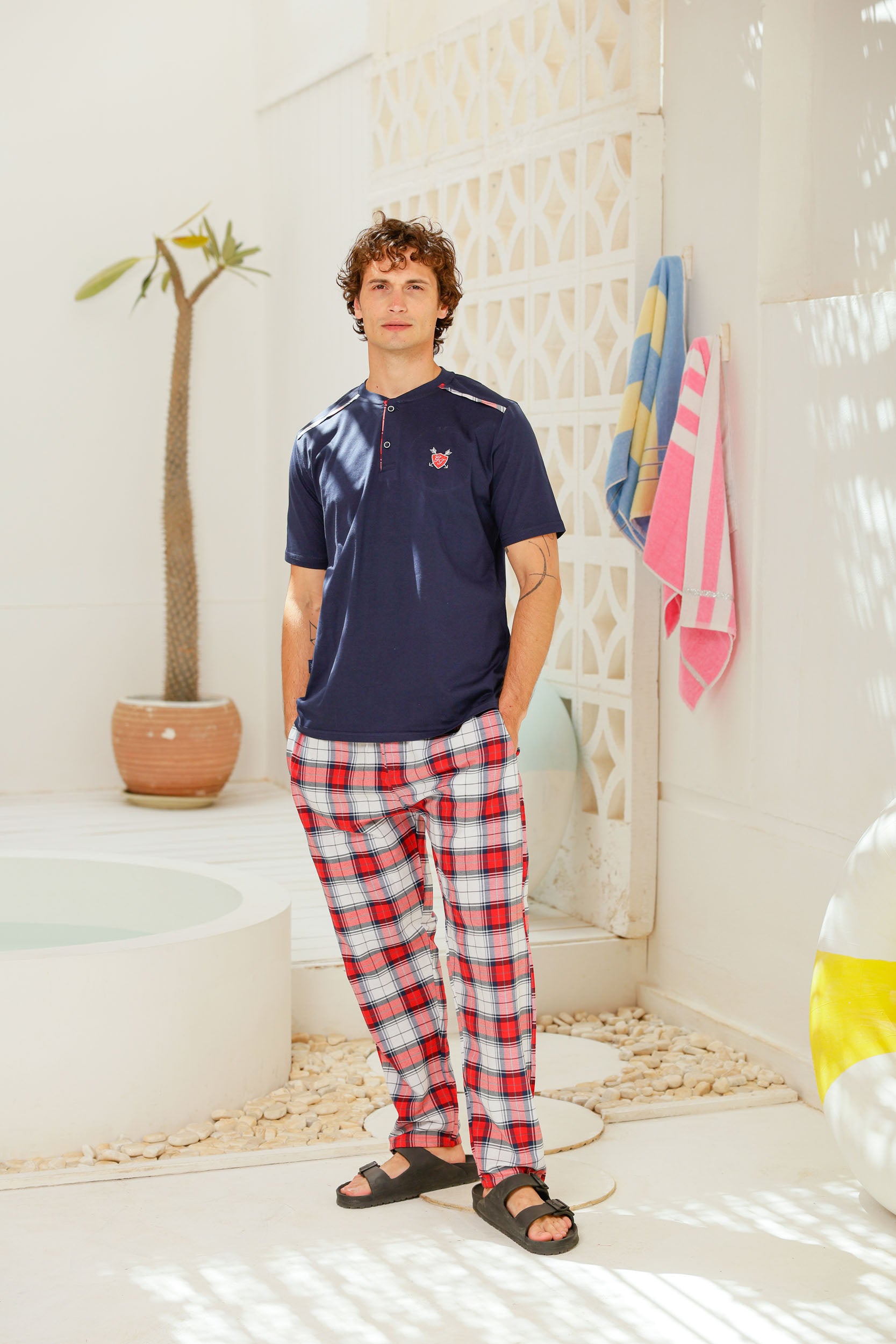 بيجاما نص كم مطرز ع الصدر بنطلون كاروه