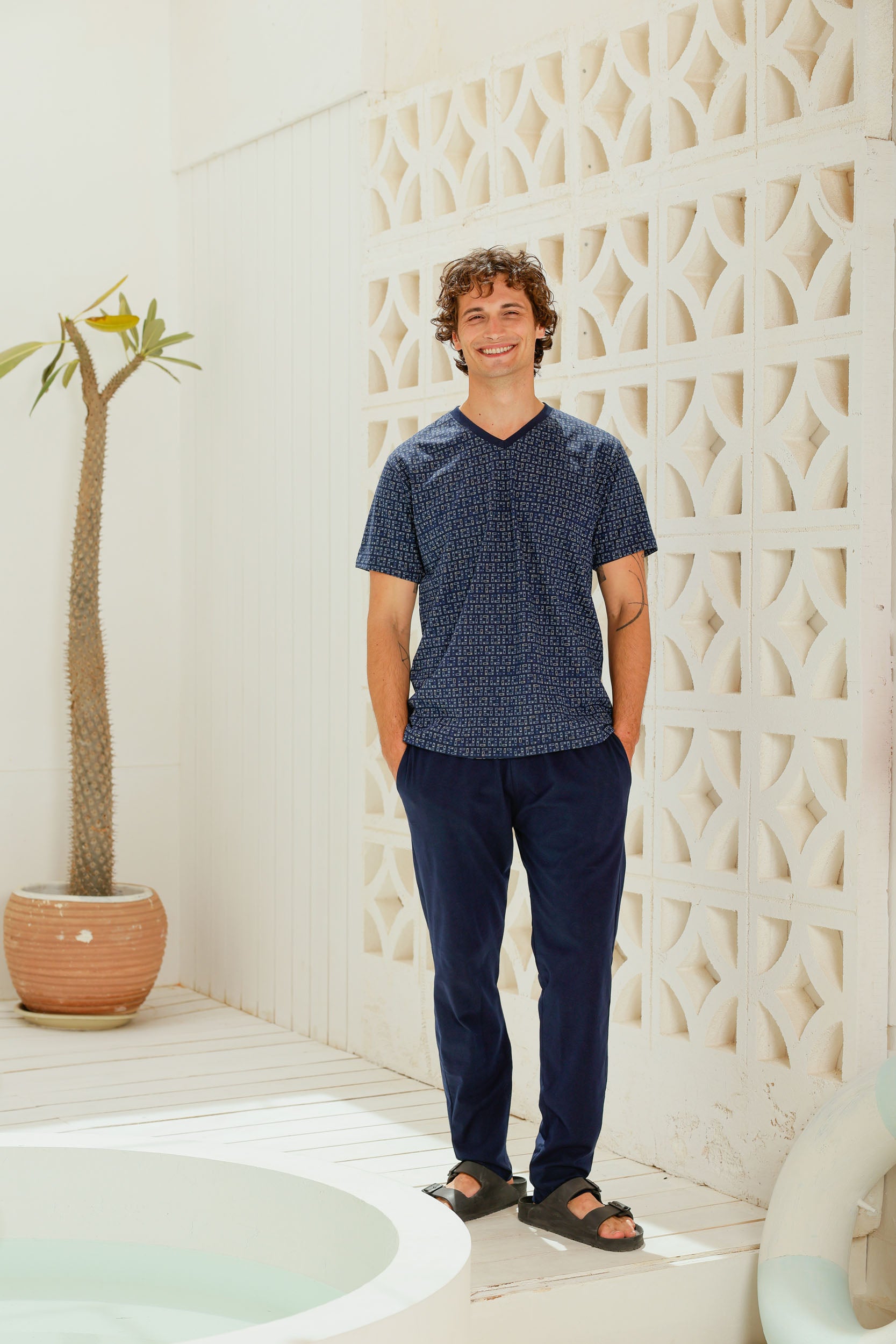 بيجاما نص كم مطبوع رقبه V بنطلون ساده