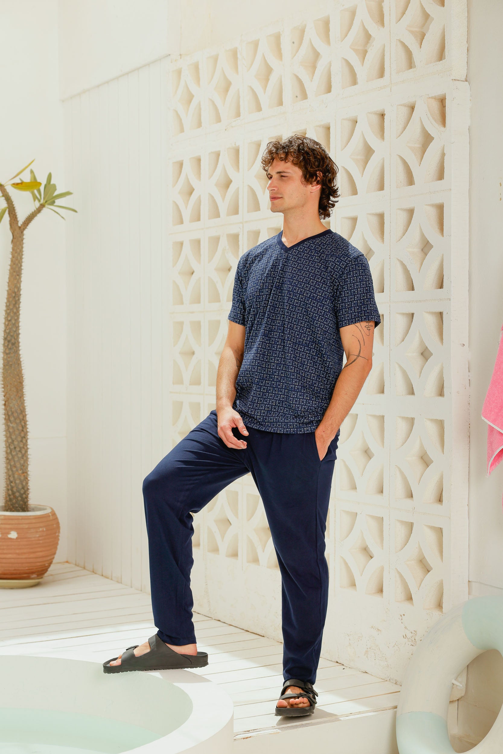 بيجاما نص كم مطبوع رقبه V بنطلون ساده