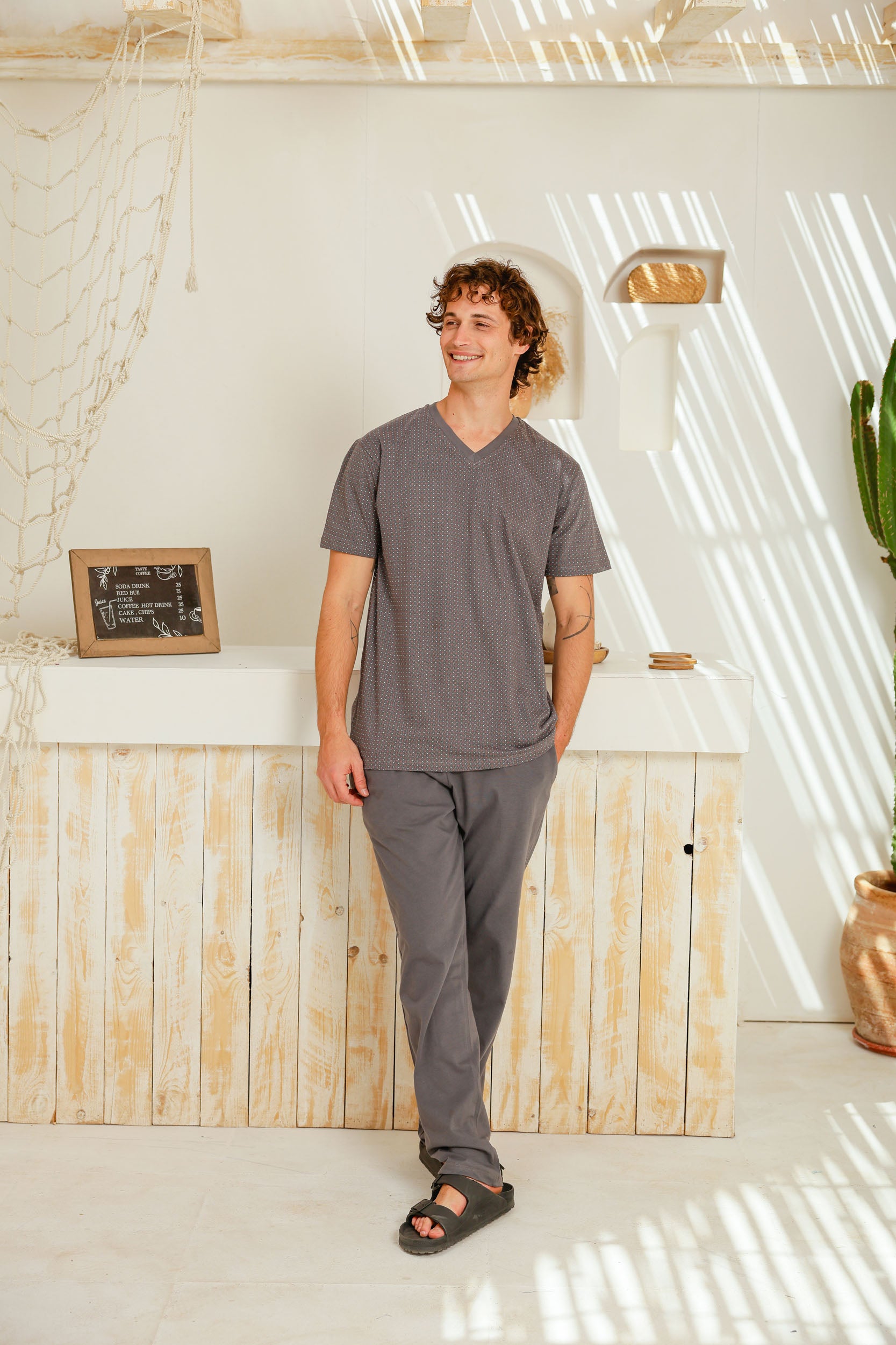 بيجاما نص كم مطبوع رقبه V بنطلون ساده