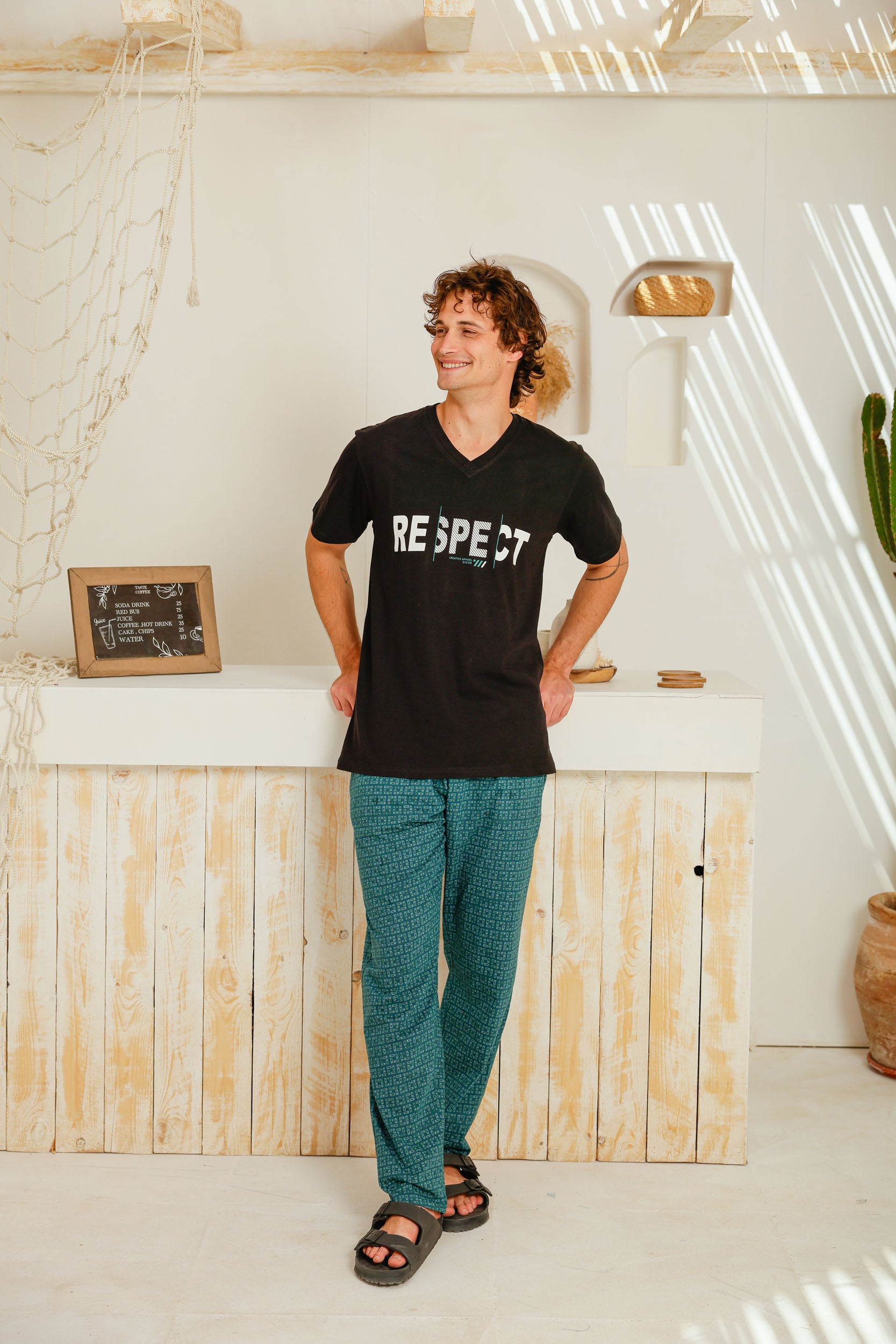 بيجاما نص كم رقبه V بنطلون مطبوع