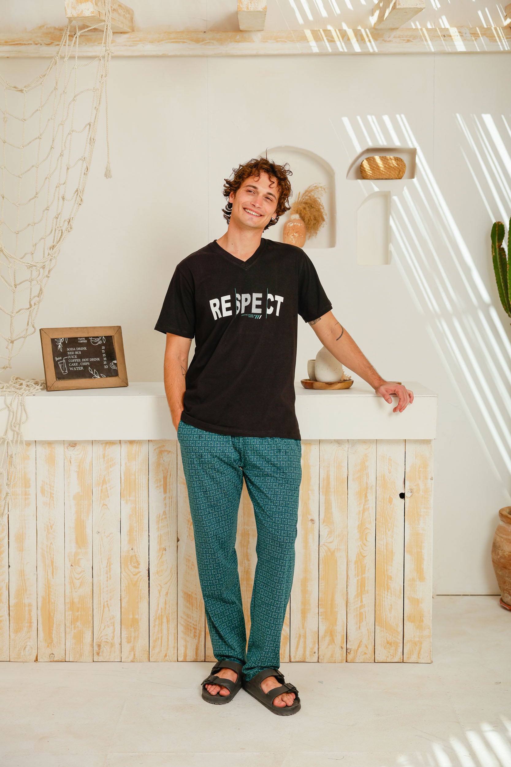 بيجاما نص كم رقبه V بنطلون مطبوع