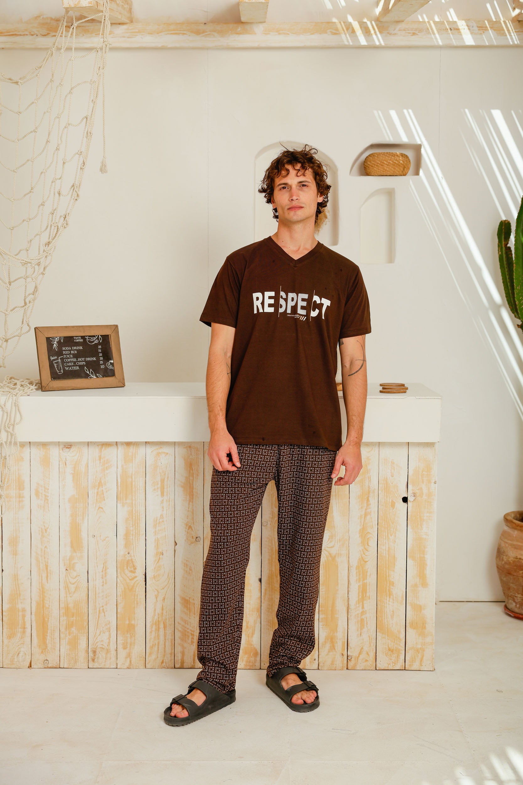 بيجاما نص كم رقبه V بنطلون مطبوع