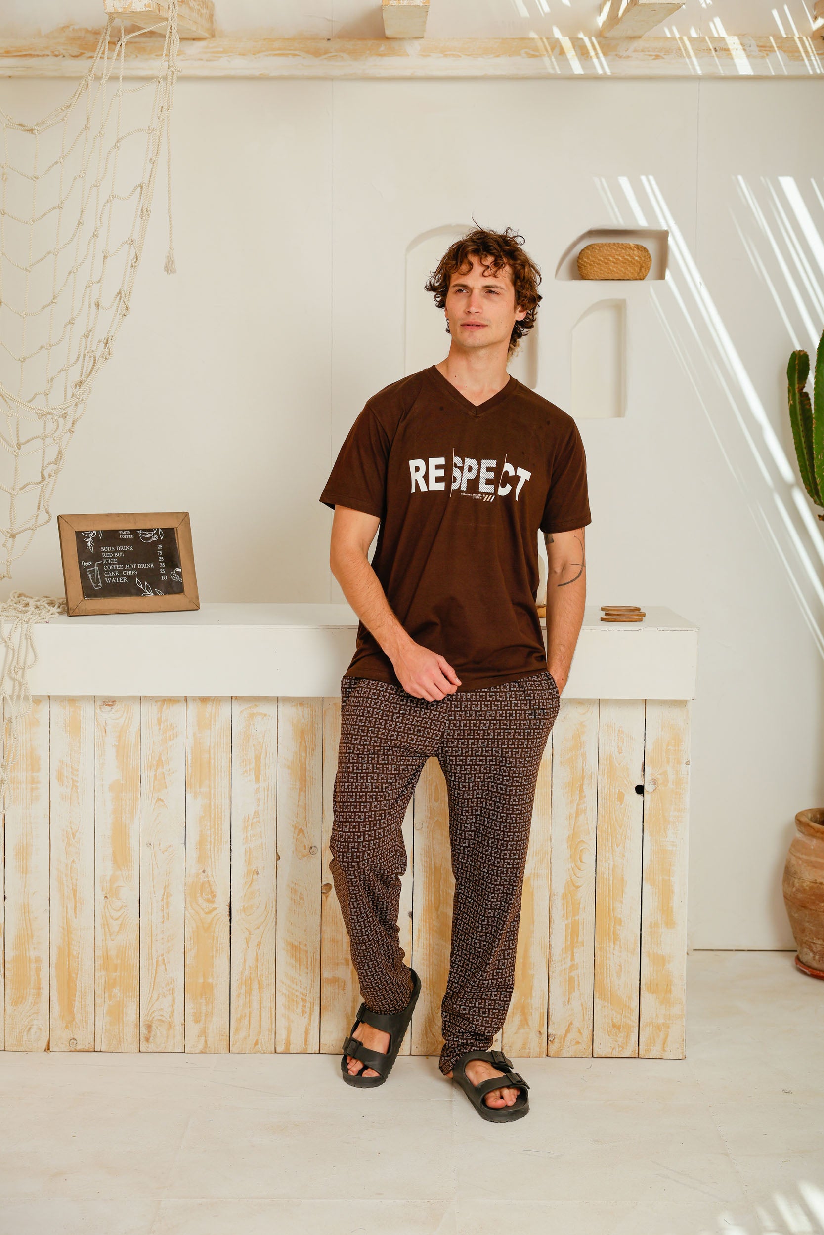 بيجاما نص كم رقبه V بنطلون مطبوع