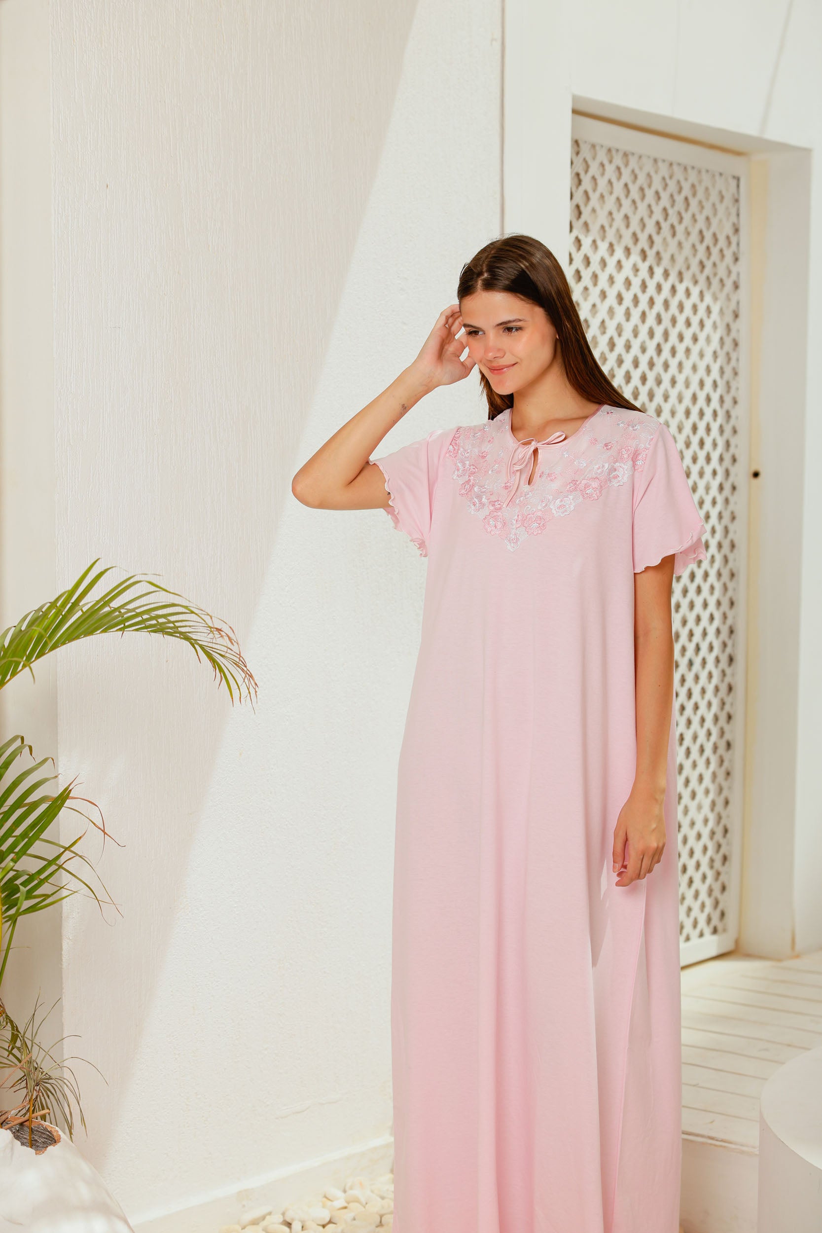 قميص حريمي نص كم ساده صدر دانتيل