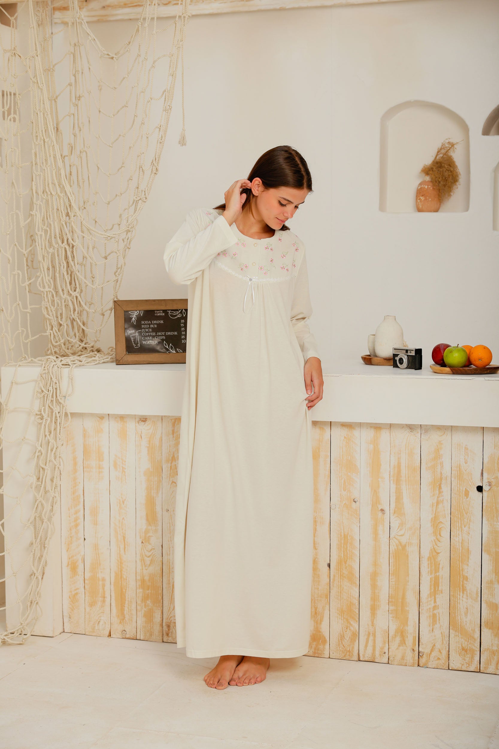 قميص حريمي بكم ساده مطرز ورده